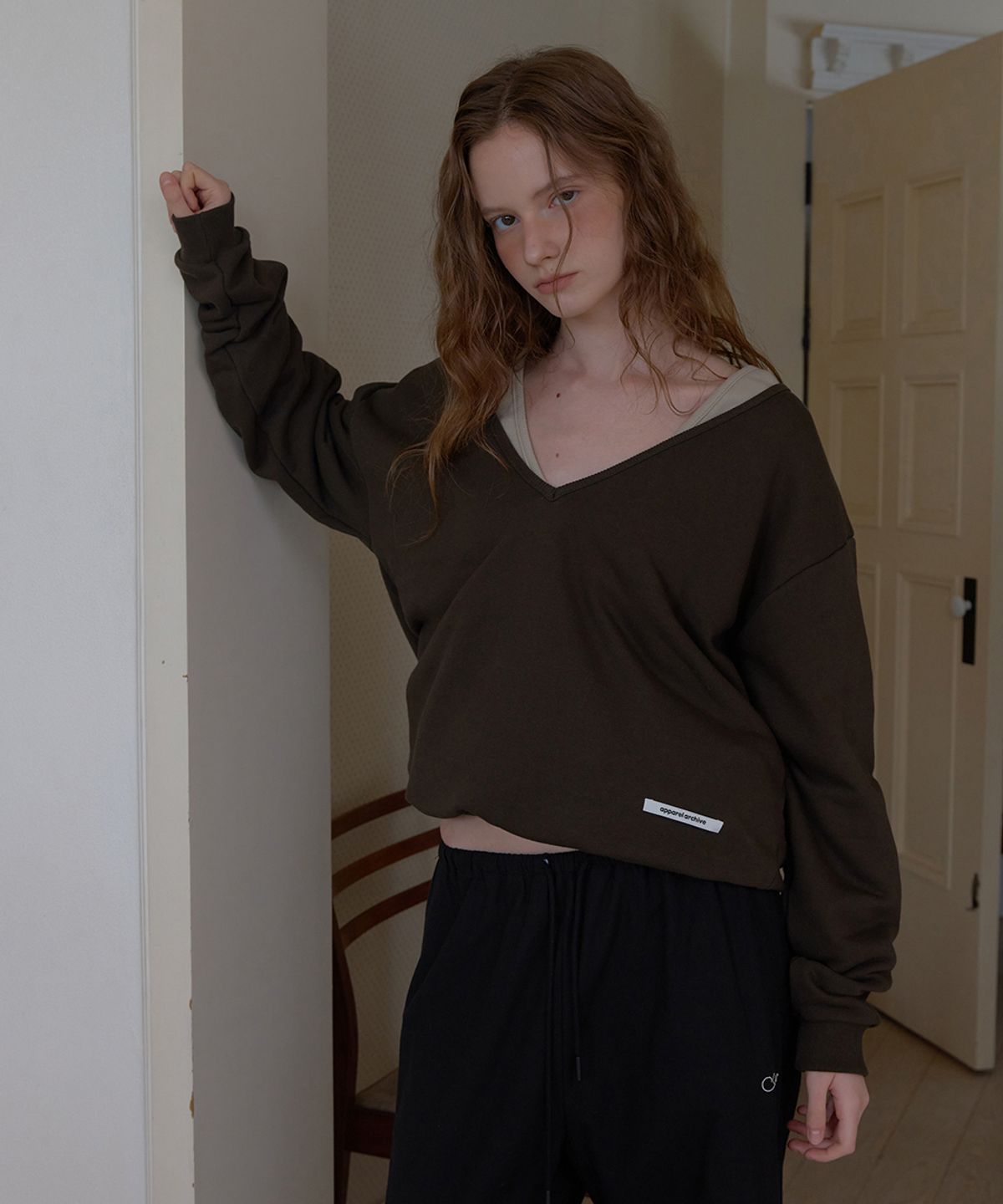 어패럴아카이브(APPAREL ARCHIVE) Hines deep v-neck sweatshirt - Brown