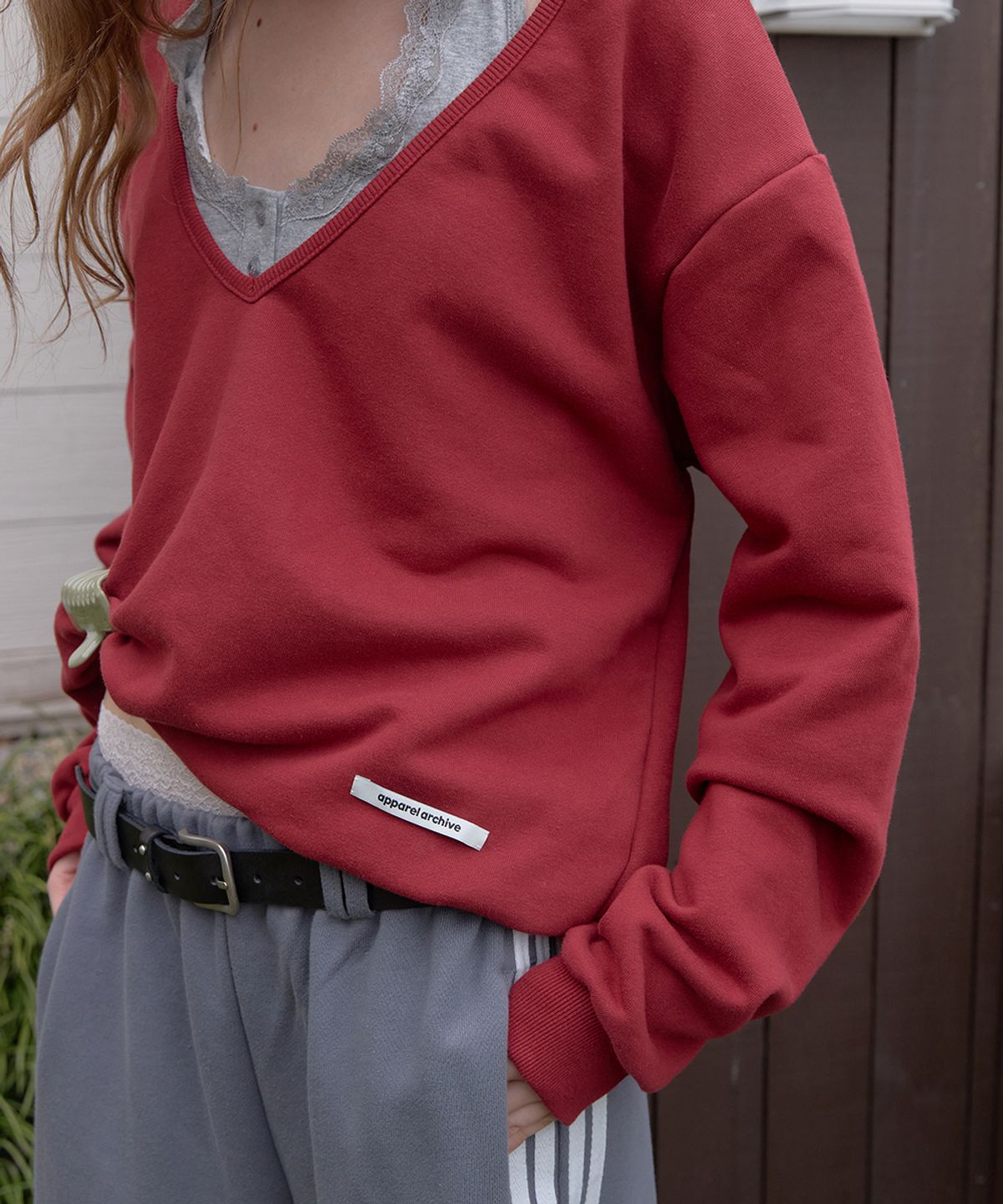 어패럴아카이브(APPAREL ARCHIVE) Hines deep v-neck sweatshirt - Red