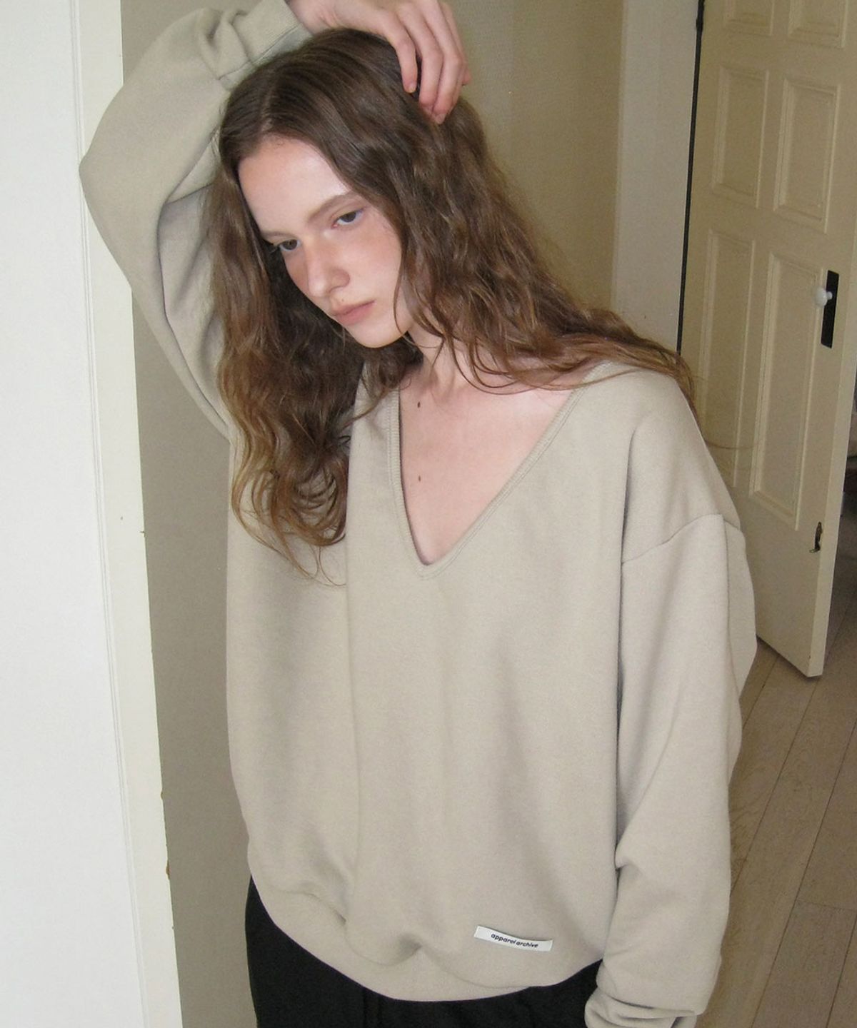 어패럴아카이브(APPAREL ARCHIVE) Hines deep v-neck sweatshirt - Beige