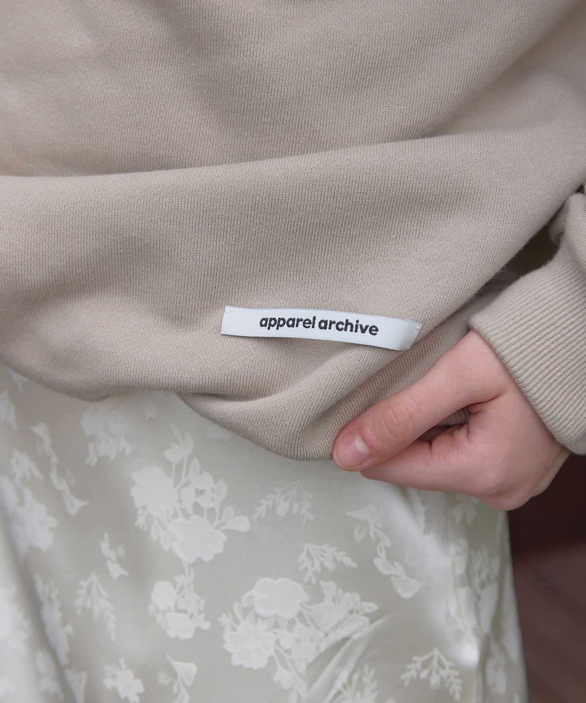 어패럴아카이브(APPAREL ARCHIVE) Hines deep v-neck sweatshirt - Beige