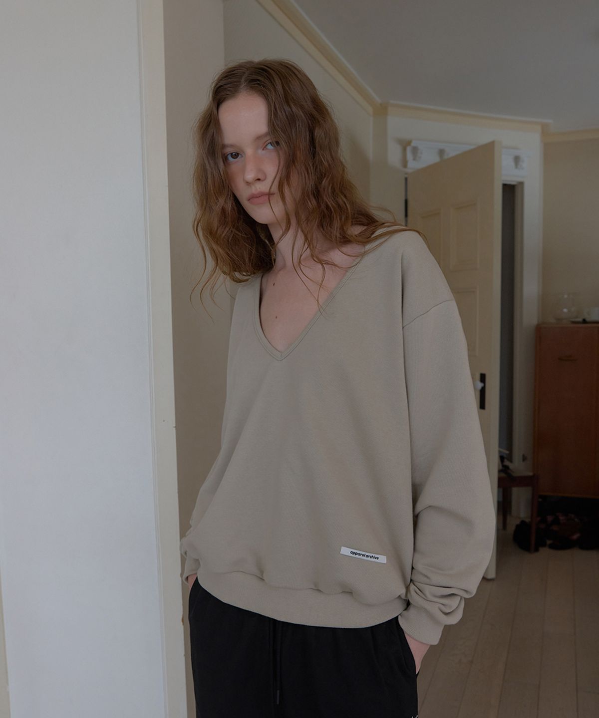 어패럴아카이브(APPAREL ARCHIVE) Hines deep v-neck sweatshirt - Beige