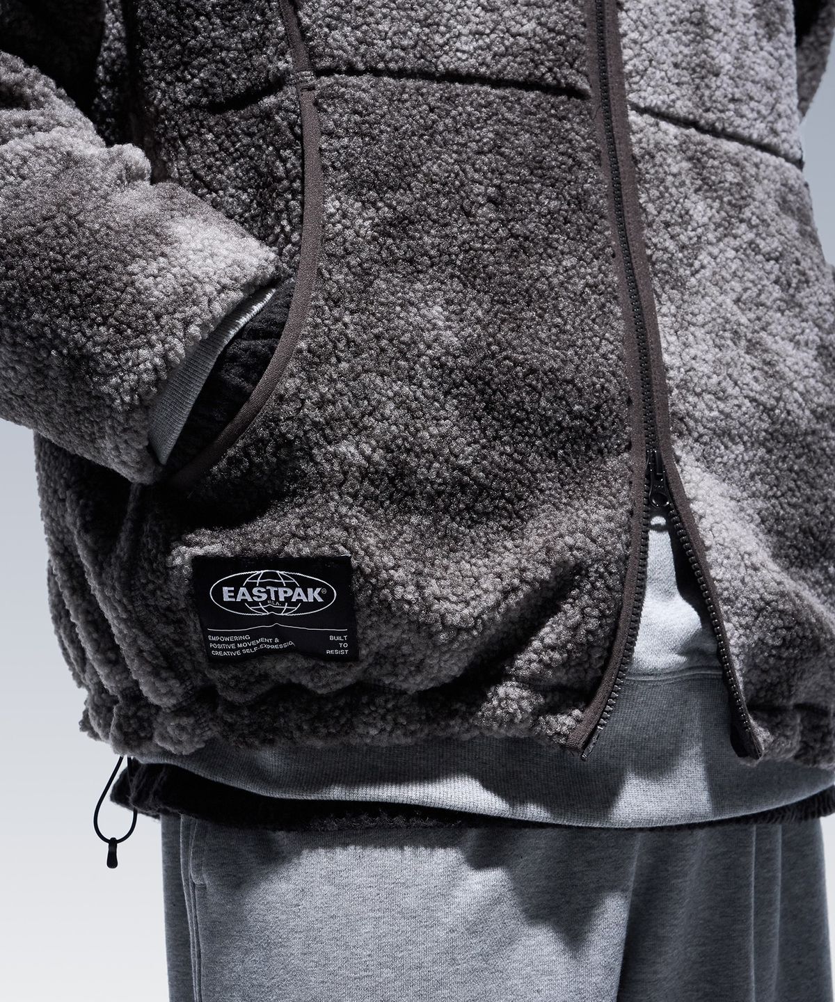 이스트팩(EASTPAK) 하이넥 쉐르파 플리스 집업 BROWN