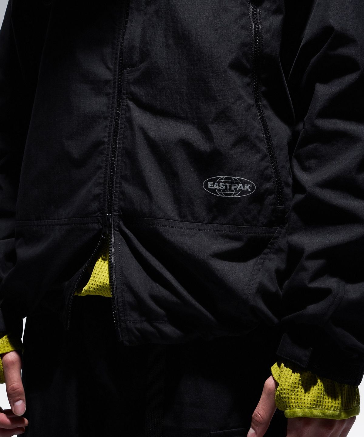 이스트팩(EASTPAK) 패커블 후드 윈드브레이커 Black