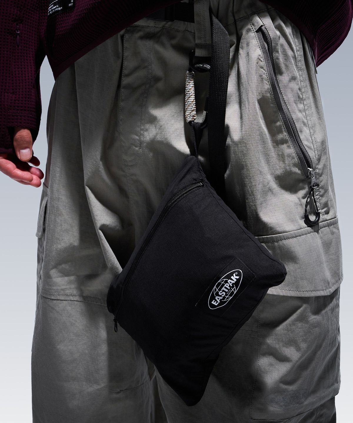 이스트팩(EASTPAK) 패커블 후드 윈드브레이커 Black