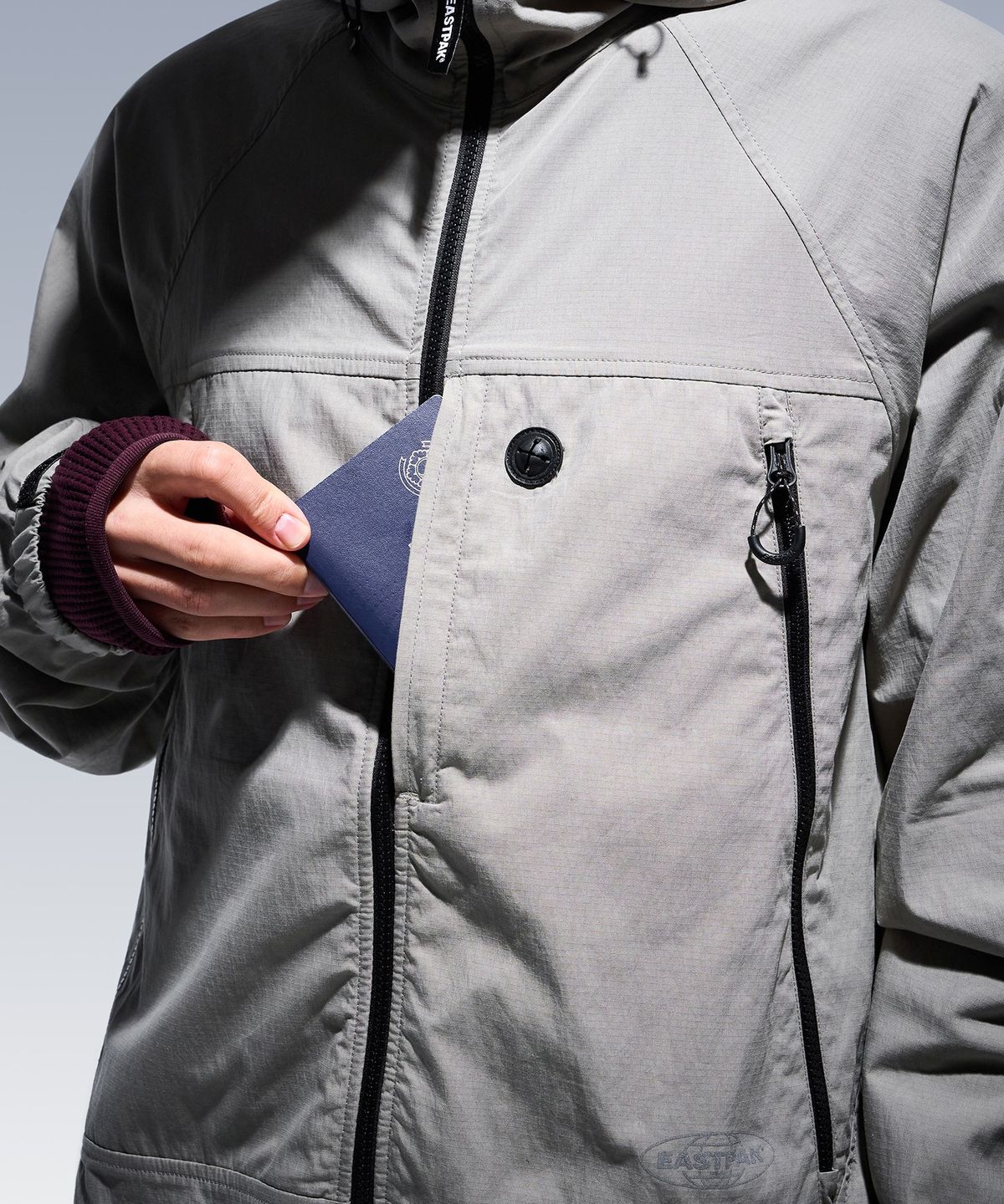 이스트팩(EASTPAK) 패커블 후드 윈드브레이커 Khaki