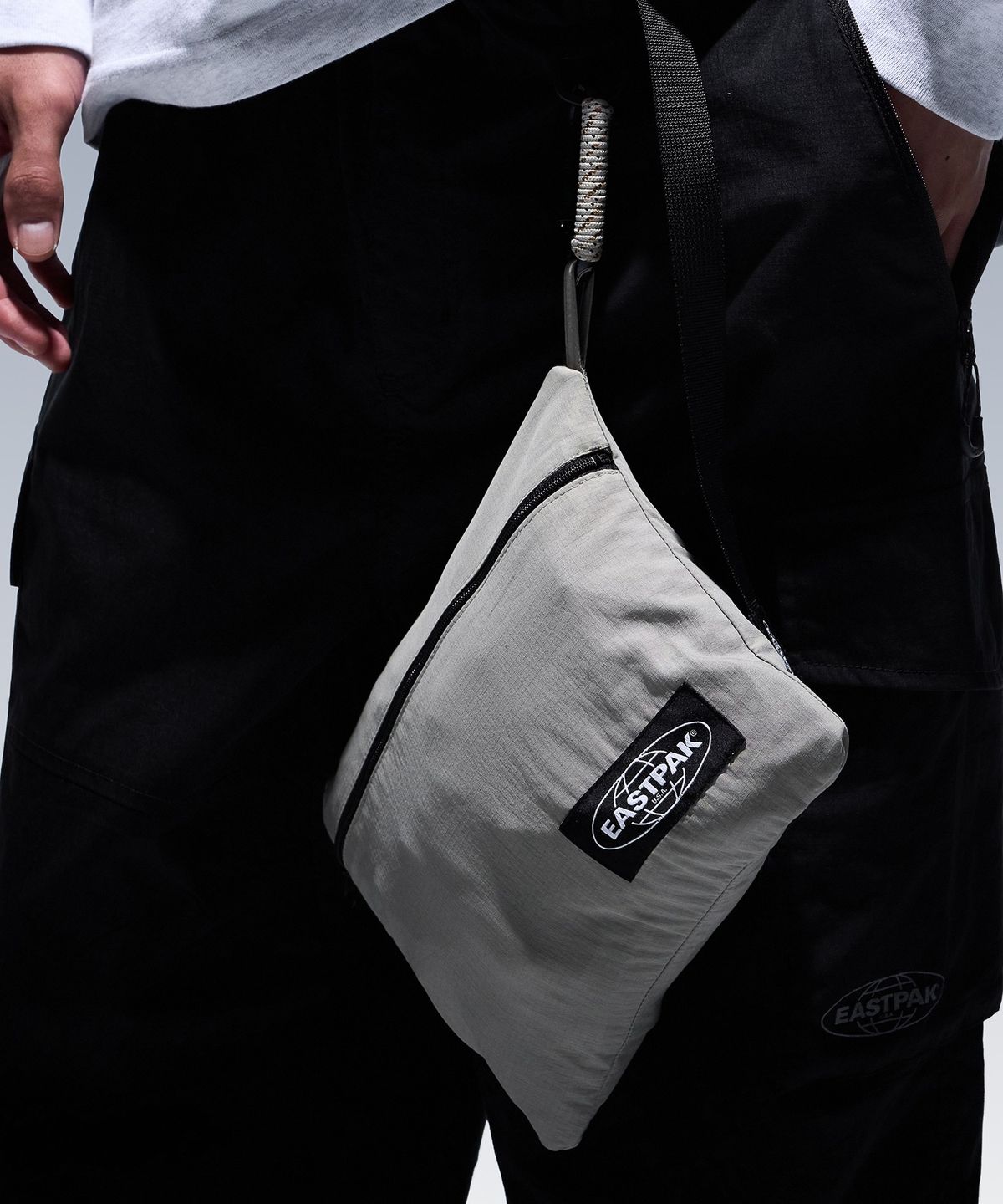 이스트팩(EASTPAK) 패커블 후드 윈드브레이커 Khaki