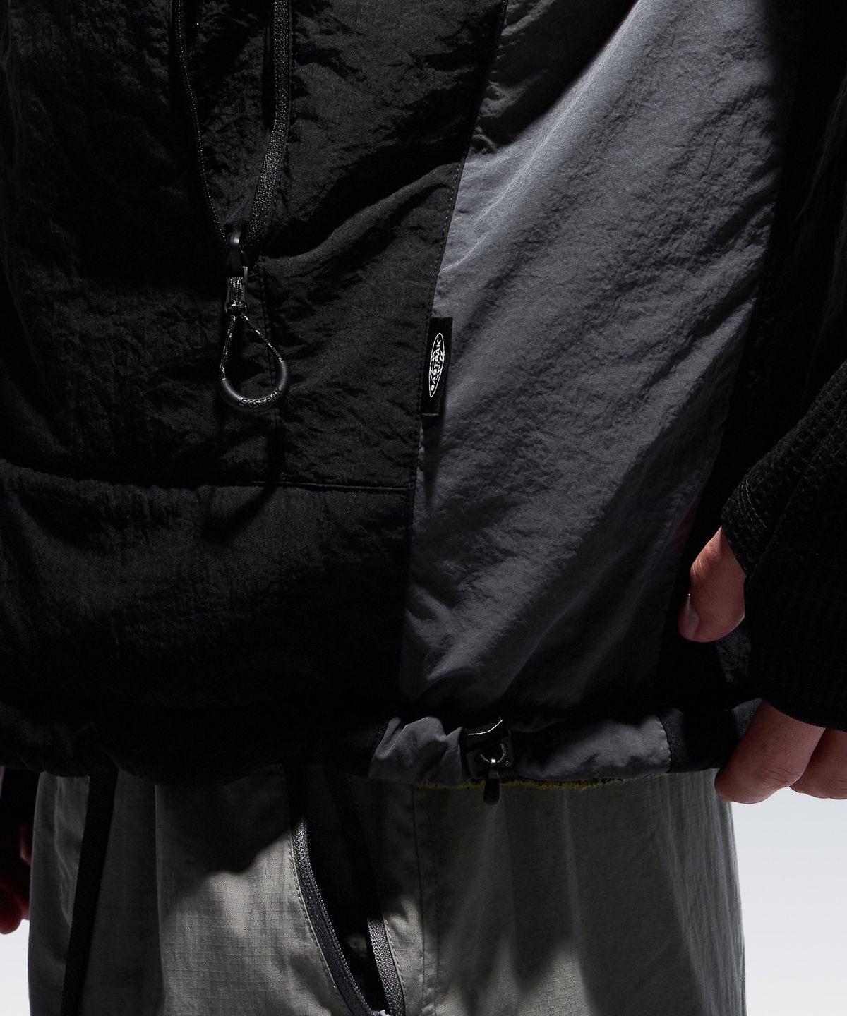 이스트팩(EASTPAK) 리버시블 플리스 베스트 BLACK