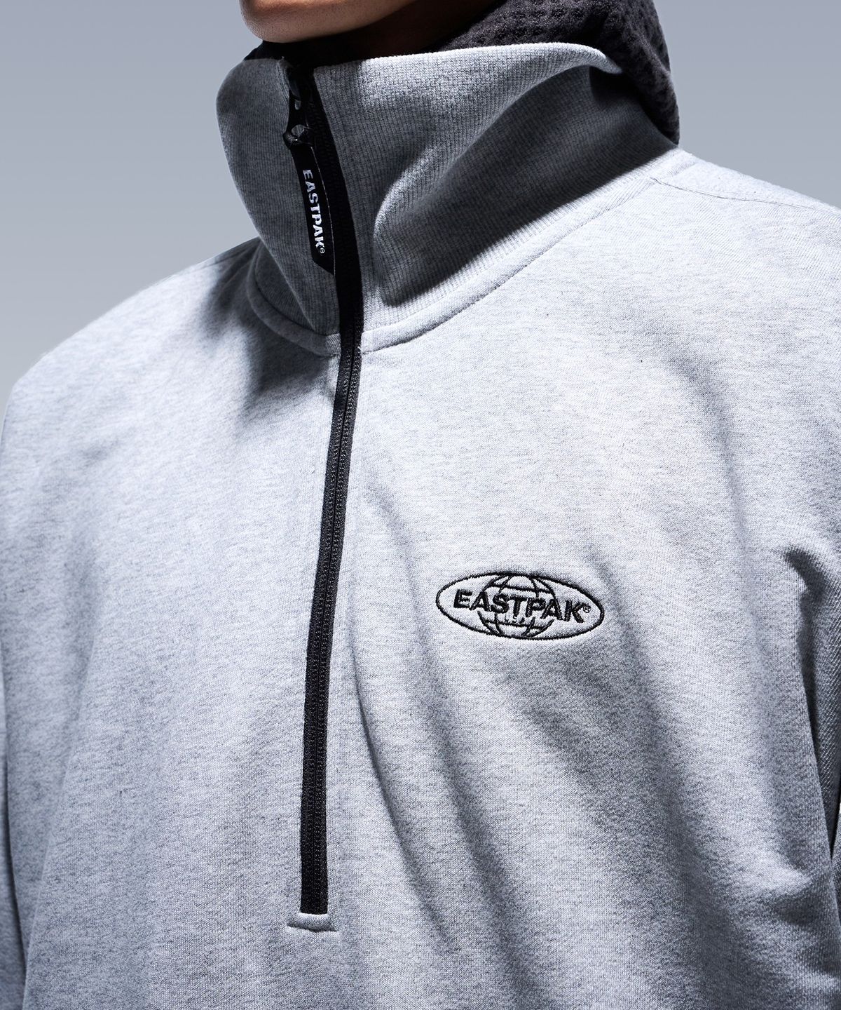 이스트팩(EASTPAK) 로고 하프 집업 스웨트셔츠 Medium Grey Melange