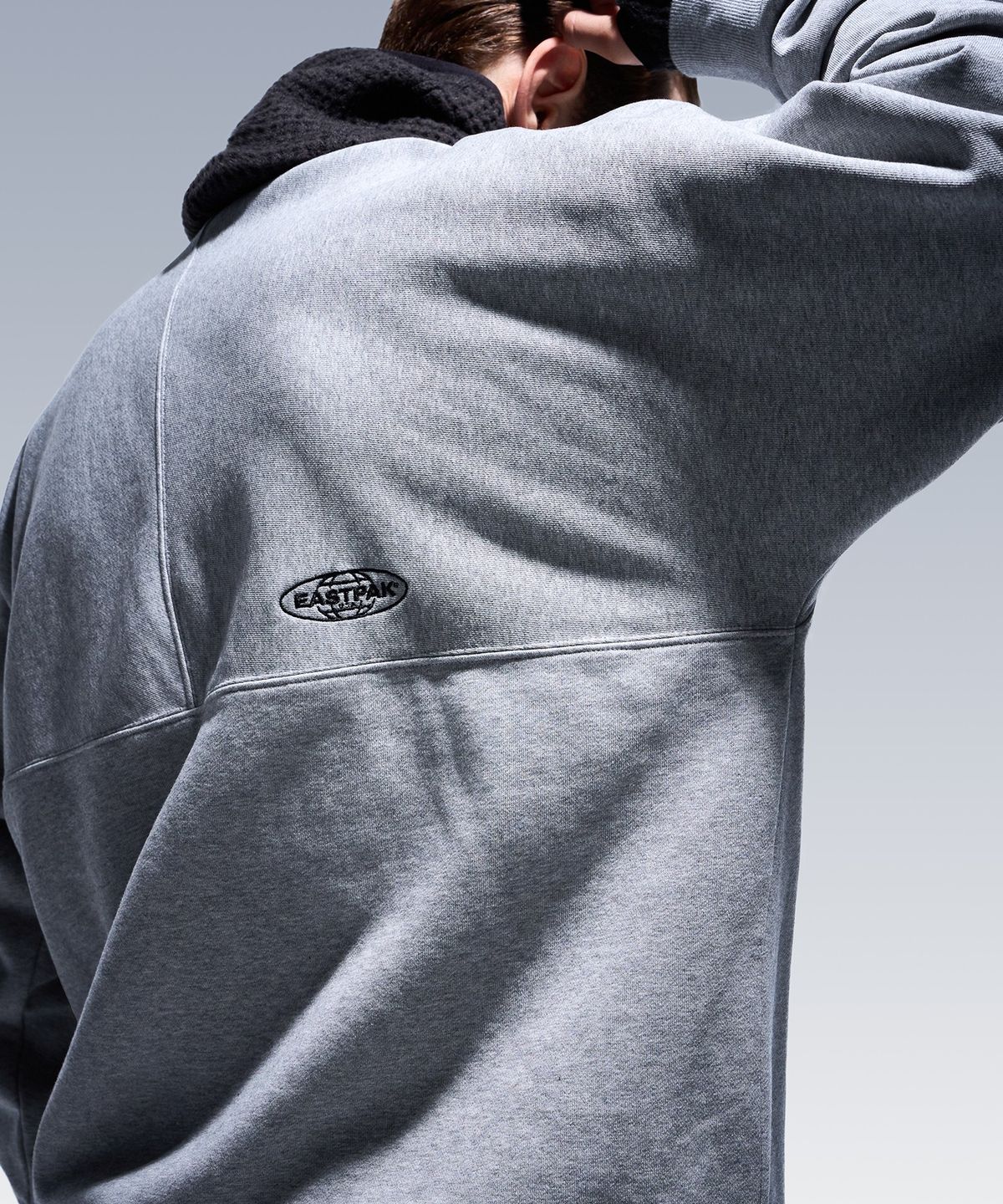 이스트팩(EASTPAK) 로고 하프 집업 스웨트셔츠 Medium Grey Melange