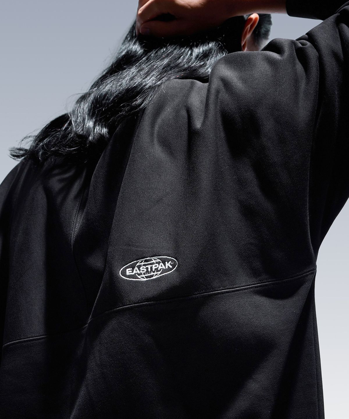 이스트팩(EASTPAK) 로고 하프 집업 스웨트셔츠 Black
