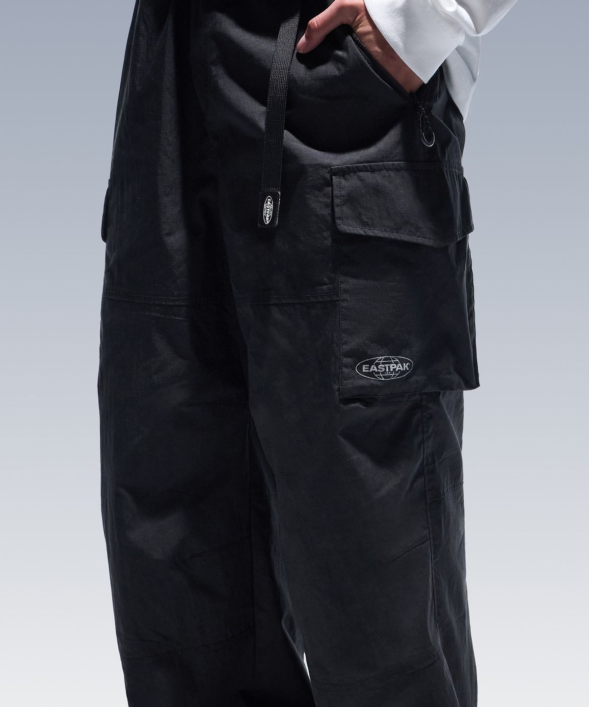 이스트팩(EASTPAK) 파라슈트 카고 팬츠 Black