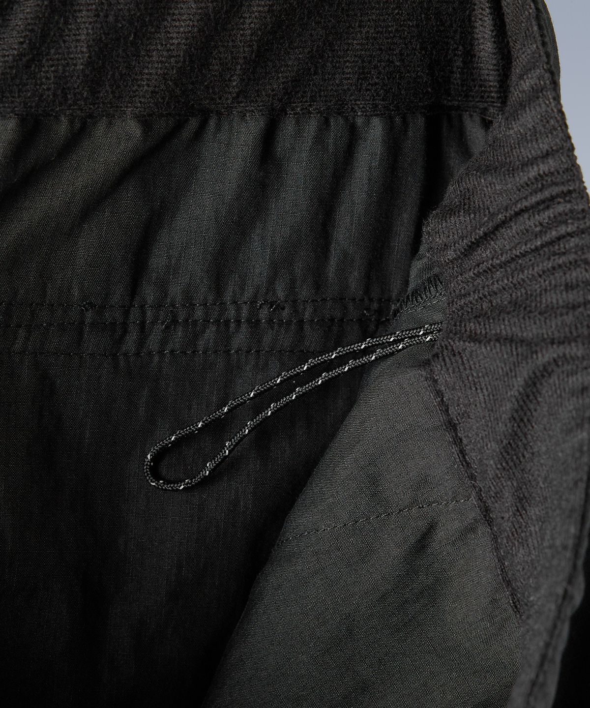 이스트팩(EASTPAK) 파라슈트 카고 팬츠 Black