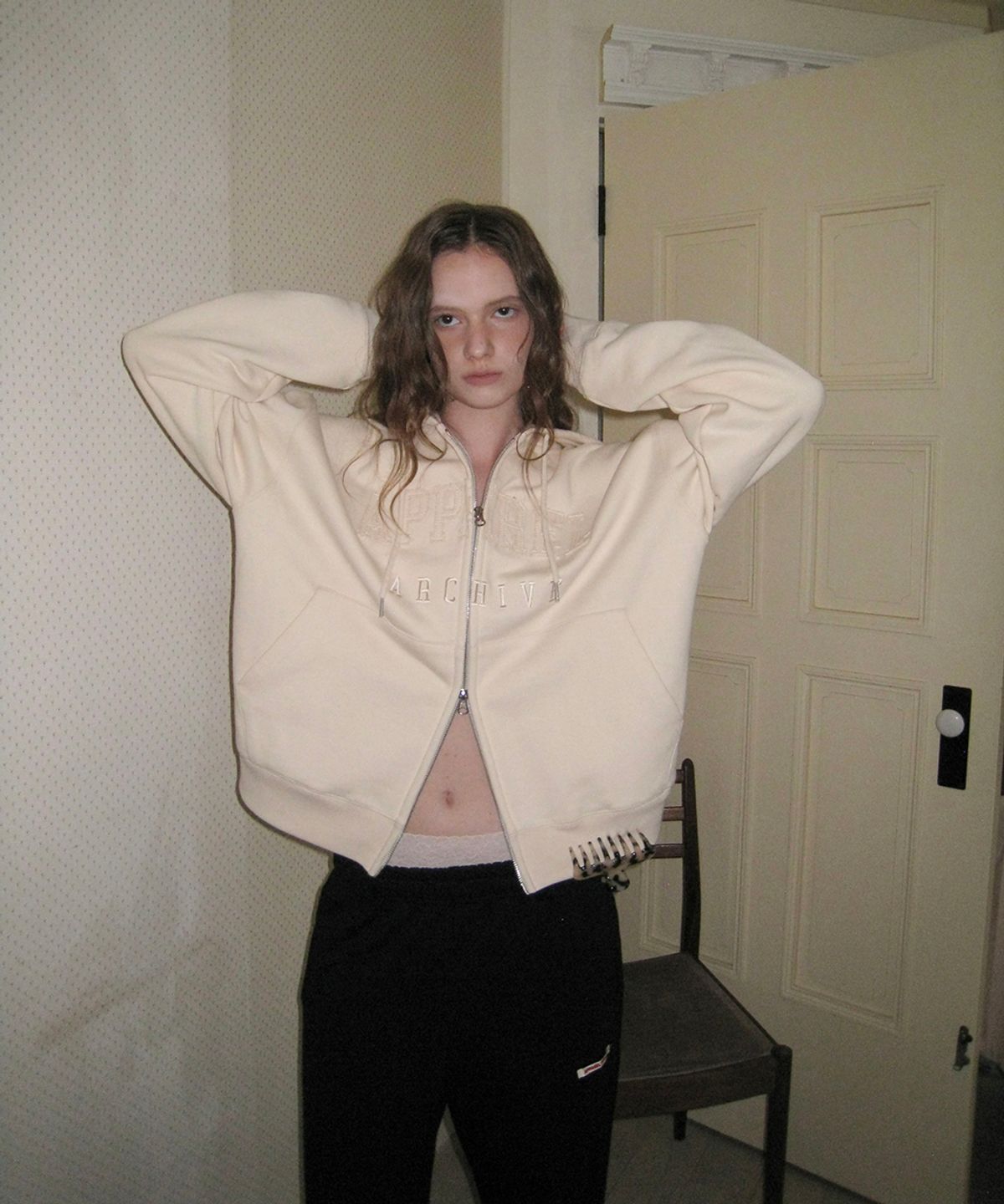 어패럴아카이브(APPAREL ARCHIVE) Mei patch hoodie zip-up - Cream