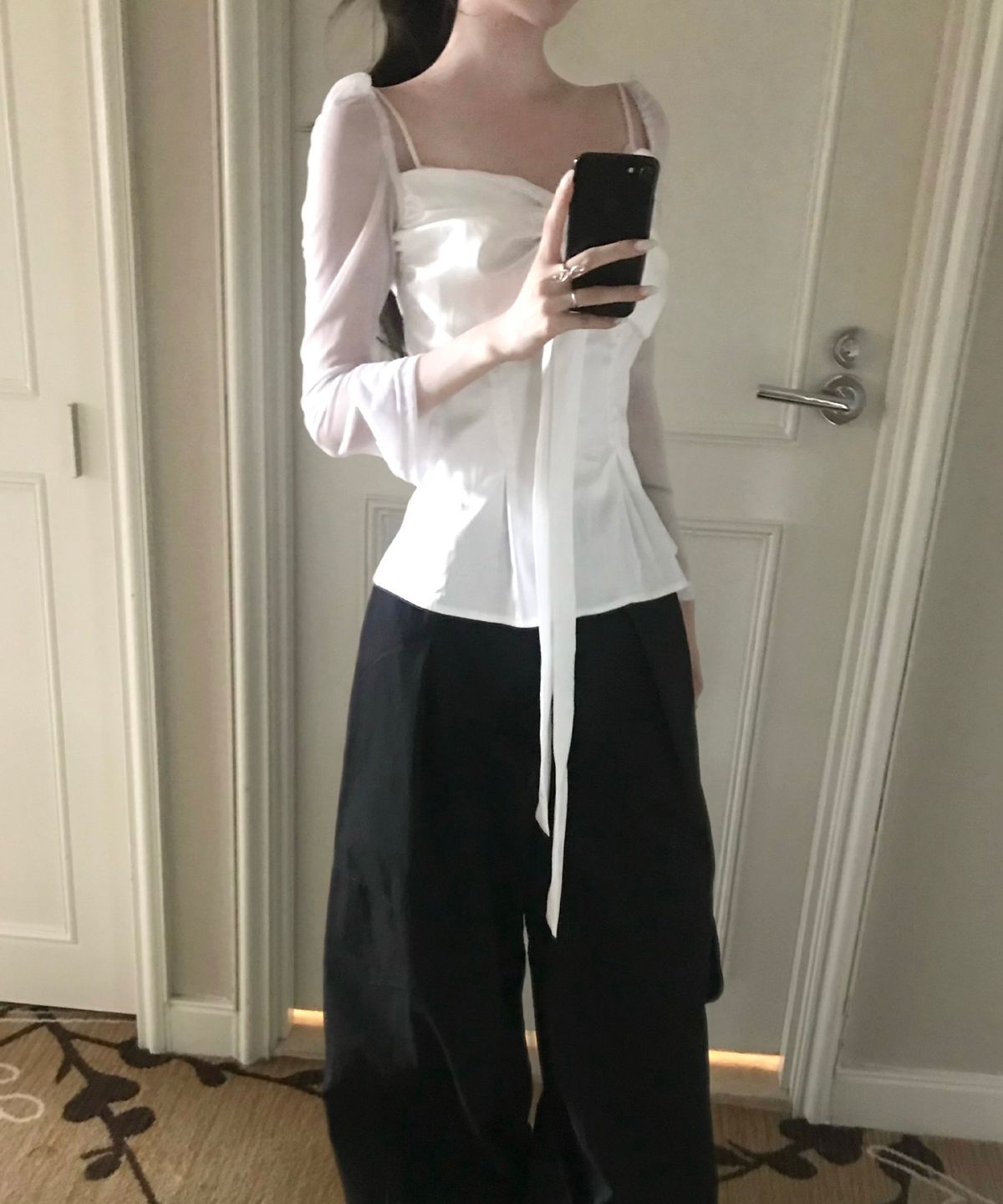 힐다(HILLDA) Silky Swan Blouse II [White]