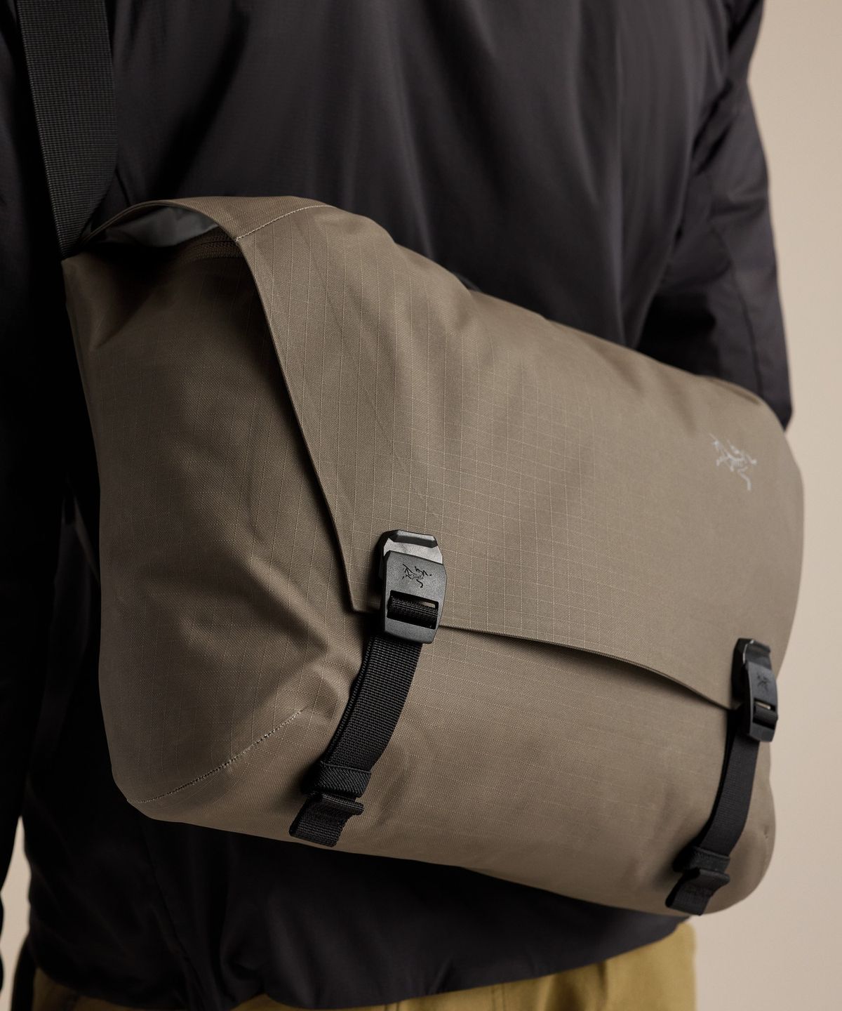 아크테릭스(ARCTERYX) 그랜빌 10 캐리어 백  - MONGOOSE / ABQFU10384