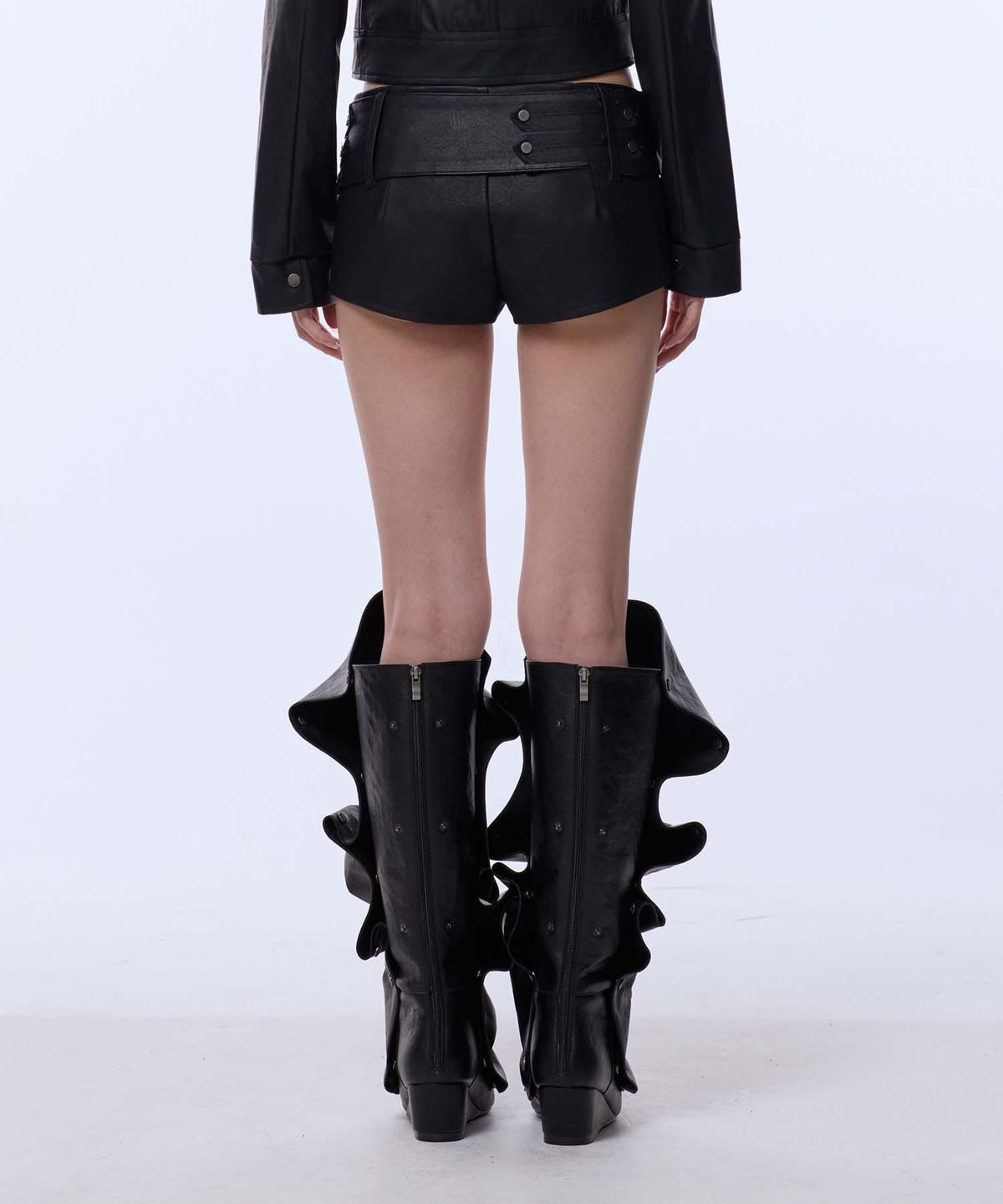 길라아카이브(GILAARCHIVE) NAPOLEON BELTED LEATHER SHORT PANTS_BLACK