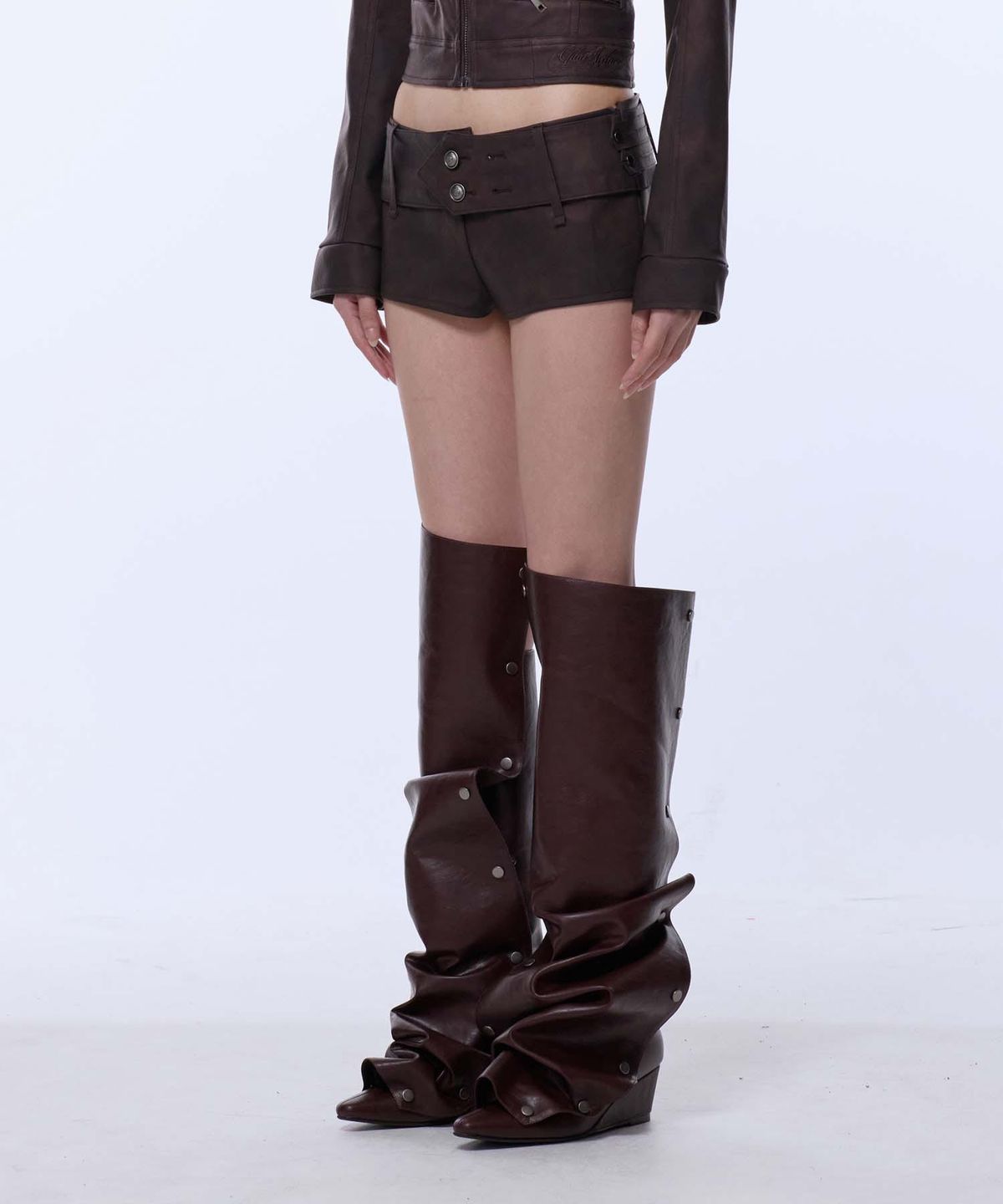 길라아카이브(GILAARCHIVE) NAPOLEON BELTED LEATHER SHORT PANTS_BROWN
