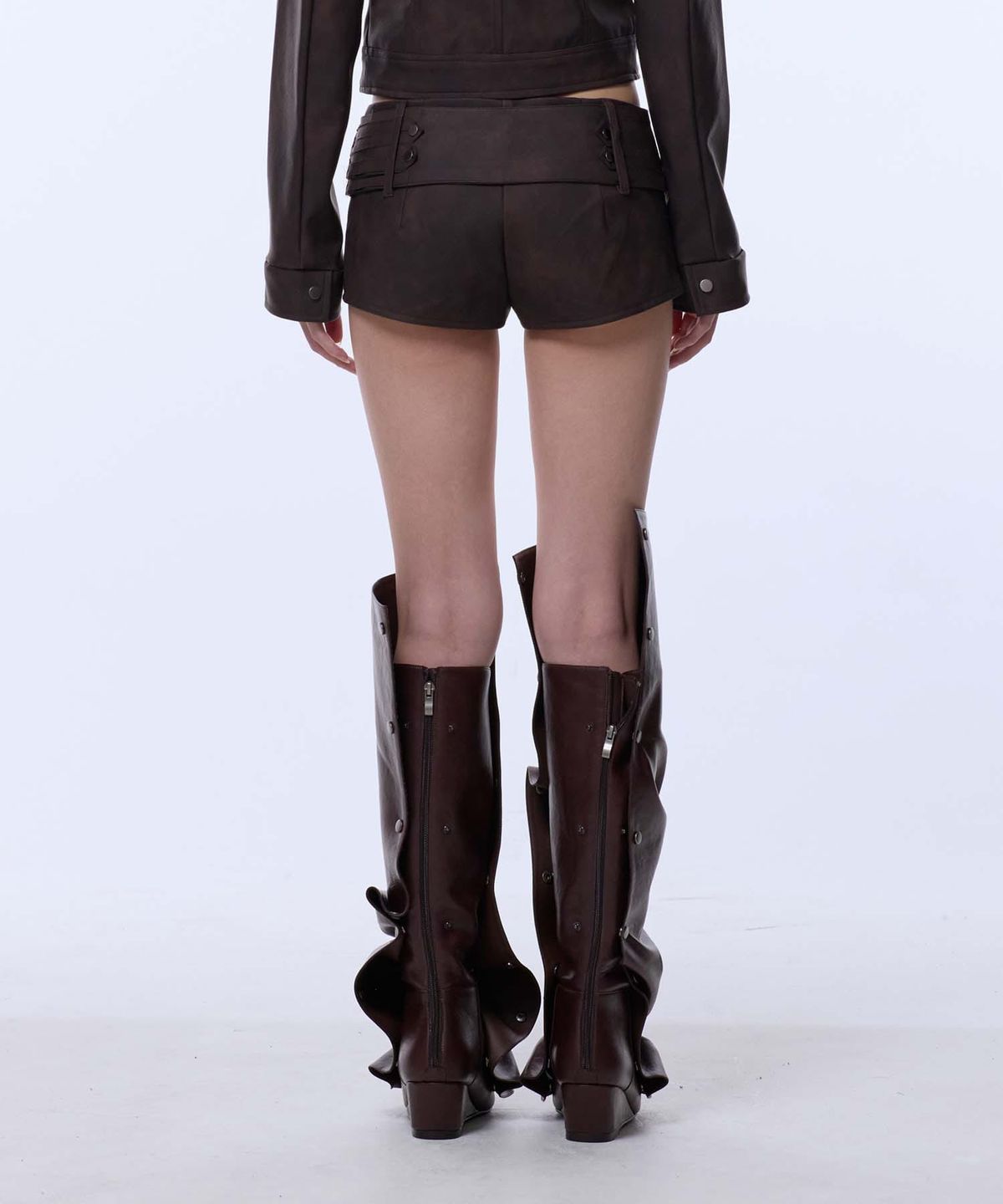 길라아카이브(GILAARCHIVE) NAPOLEON BELTED LEATHER SHORT PANTS_BROWN