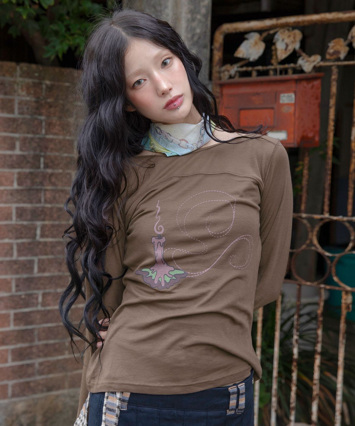 루나키후(RuNaKi'Hu') WXT086 카오리 핑거홀 보트넥 롱슬리브 (BROWN)