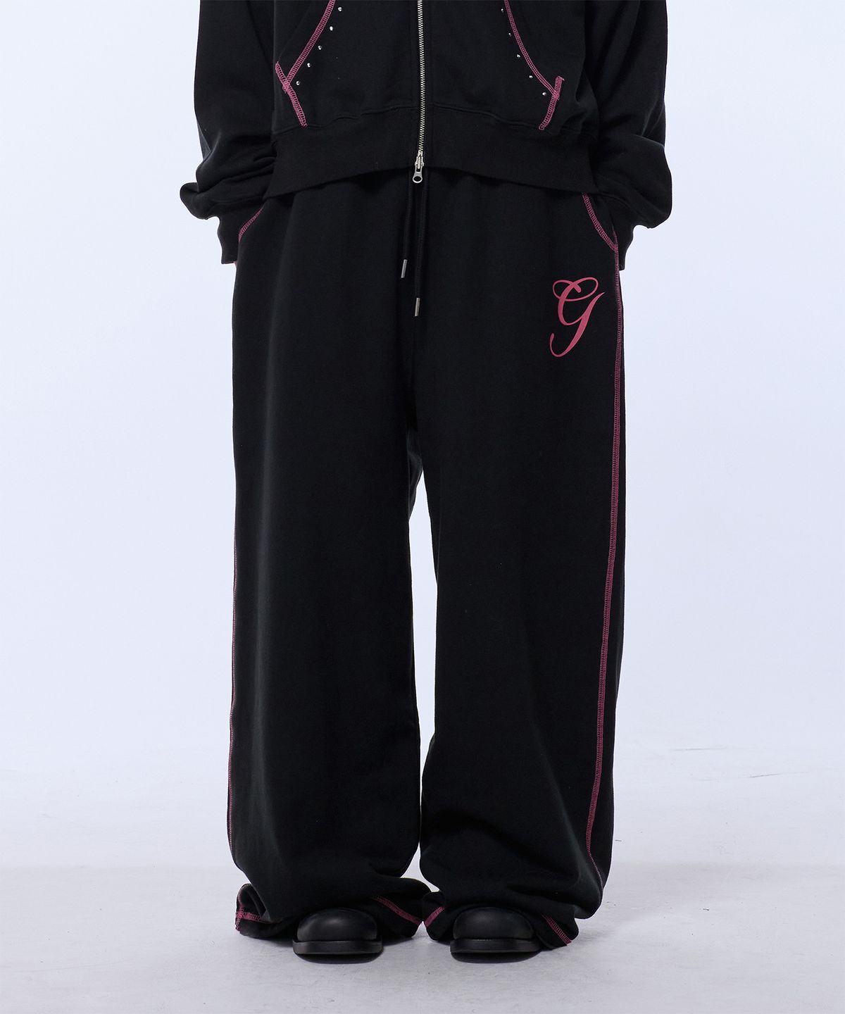 길라아카이브(GILAARCHIVE) STITCHED SMALL LOGO SWEAT PANTS_BLACK