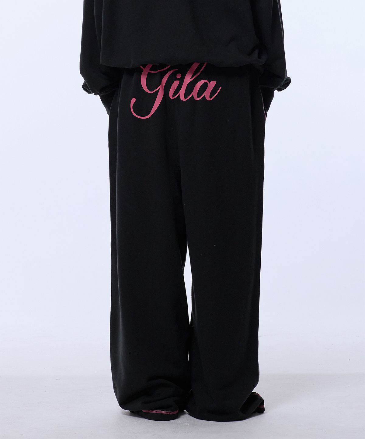 길라아카이브(GILAARCHIVE) STITCHED SMALL LOGO SWEAT PANTS_BLACK
