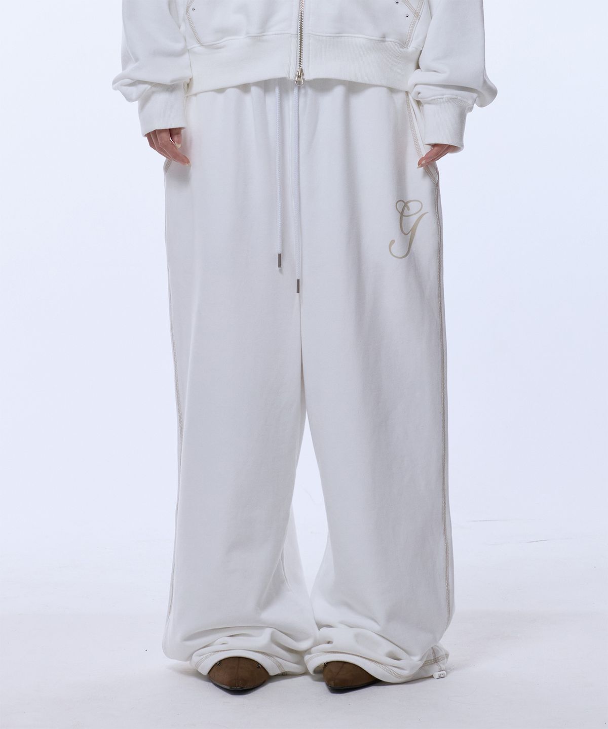 길라아카이브(GILAARCHIVE) STITCHED SMALL LOGO SWEAT PANTS_WHITE