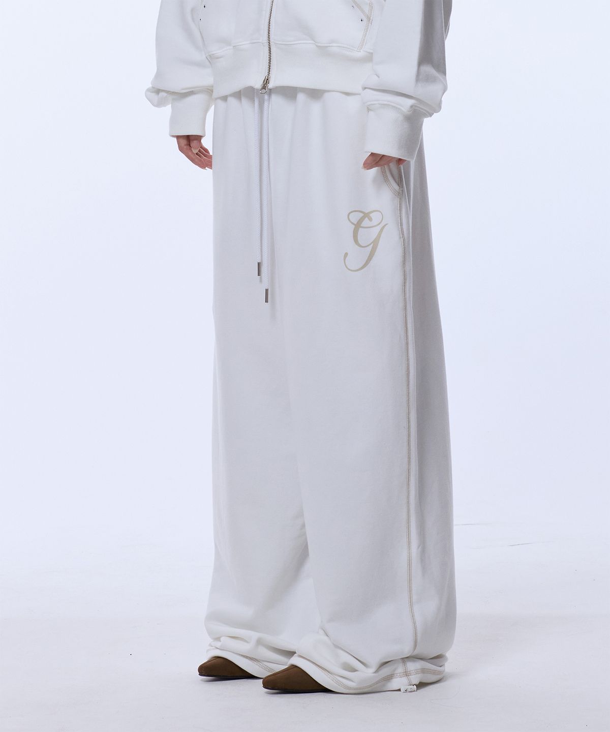 길라아카이브(GILAARCHIVE) STITCHED SMALL LOGO SWEAT PANTS_WHITE