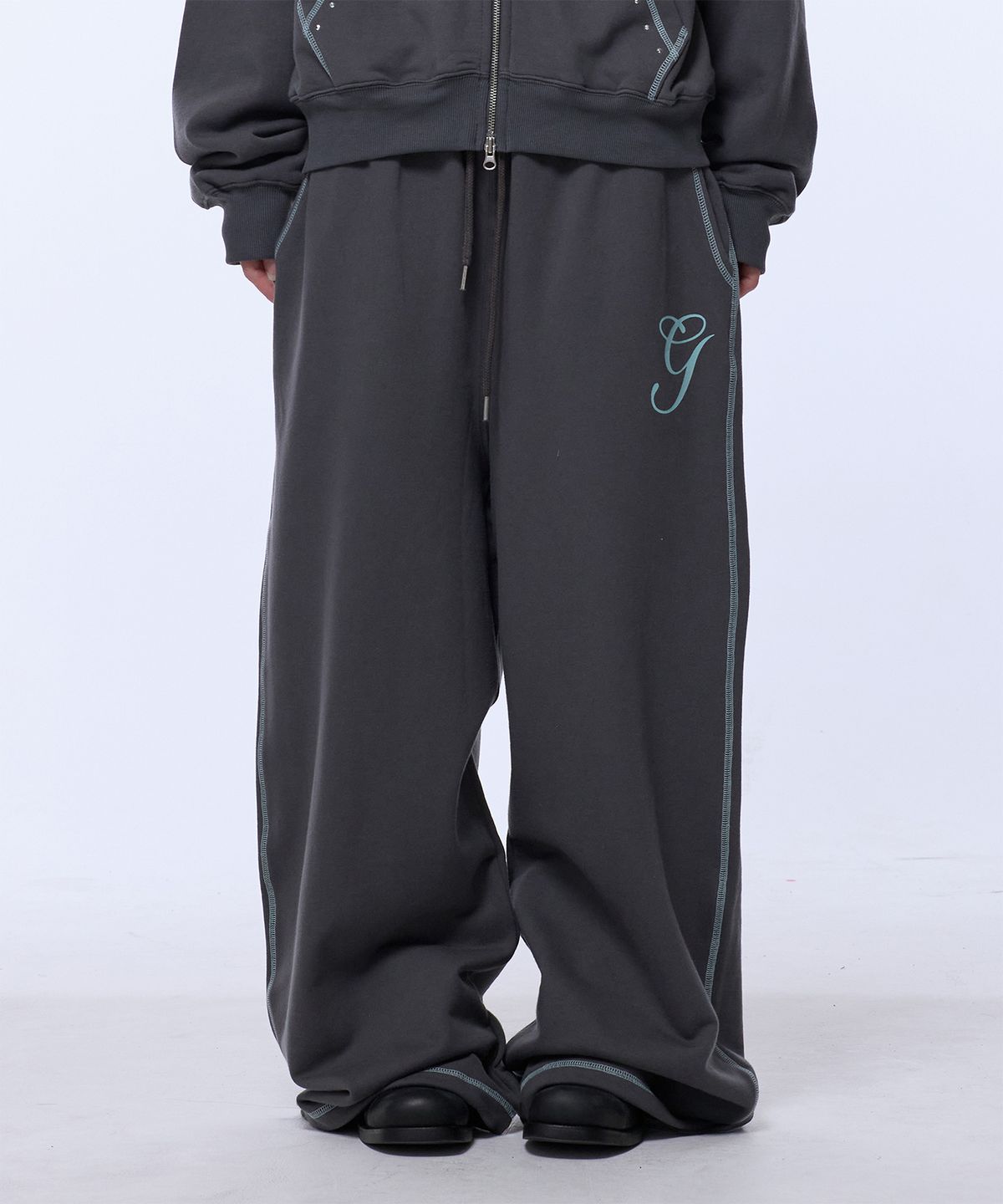 길라아카이브(GILAARCHIVE) STITCHED SMALL LOGO SWEAT PANTS_CHARCOAL