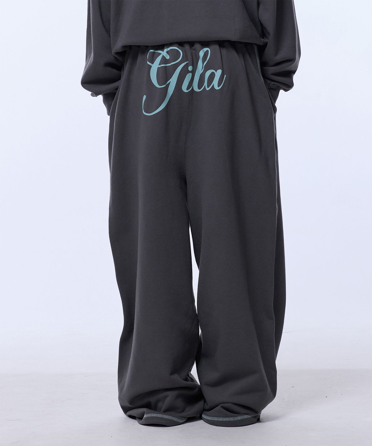 길라아카이브(GILAARCHIVE) STITCHED SMALL LOGO SWEAT PANTS_CHARCOAL