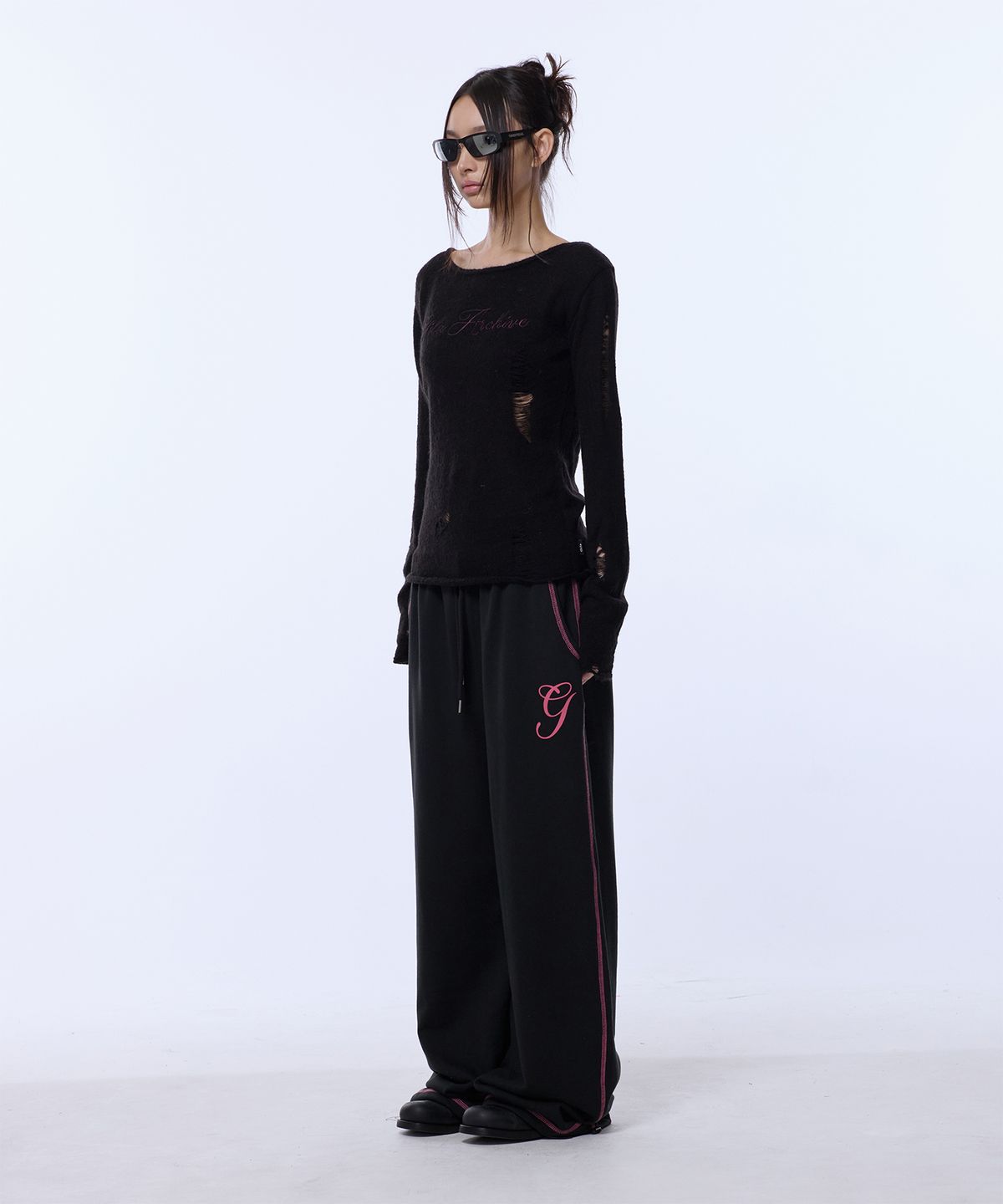 길라아카이브(GILAARCHIVE) DAMAGE BACKLESS LOGO KNIT_BLACK