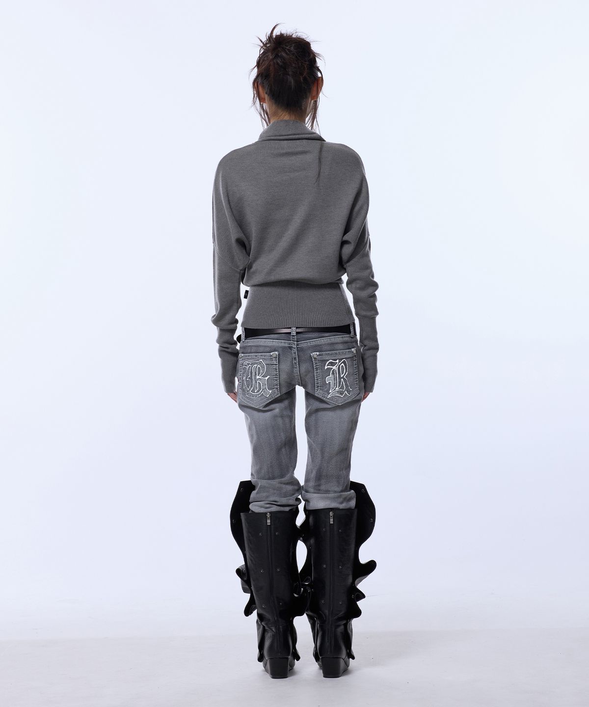 길라아카이브(GILAARCHIVE) HIGH NECK COWL GRAPHIC KNIT_GREY