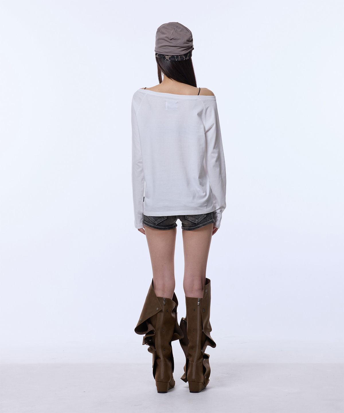 길라아카이브(GILAARCHIVE) APPLIQUE STUD G LOGO LONG SLEEVE_WHITE