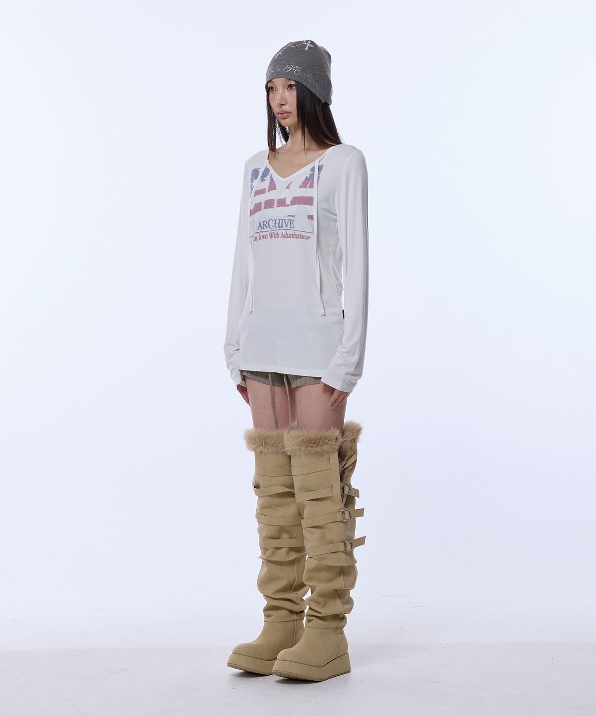 길라아카이브(GILAARCHIVE) USA LOGO V NECK LONG SLEEVE_WHITE