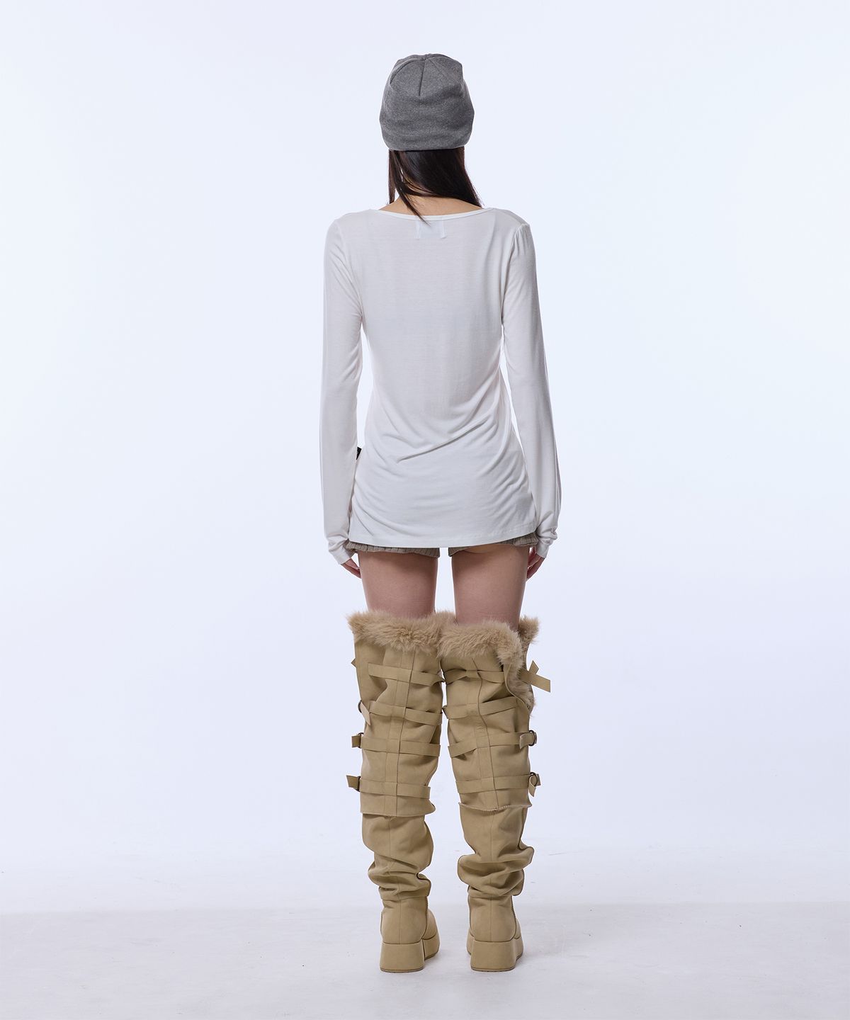 길라아카이브(GILAARCHIVE) USA LOGO V NECK LONG SLEEVE_WHITE