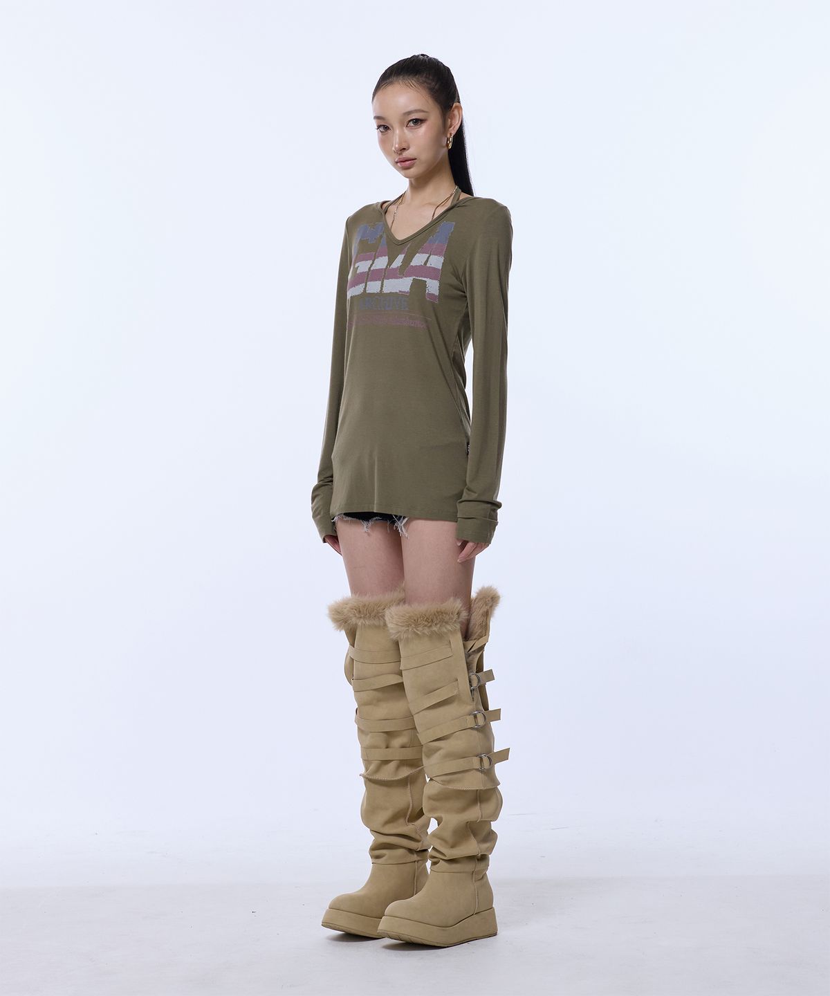 길라아카이브(GILAARCHIVE) USA LOGO V NECK LONG SLEEVE_KHAKI