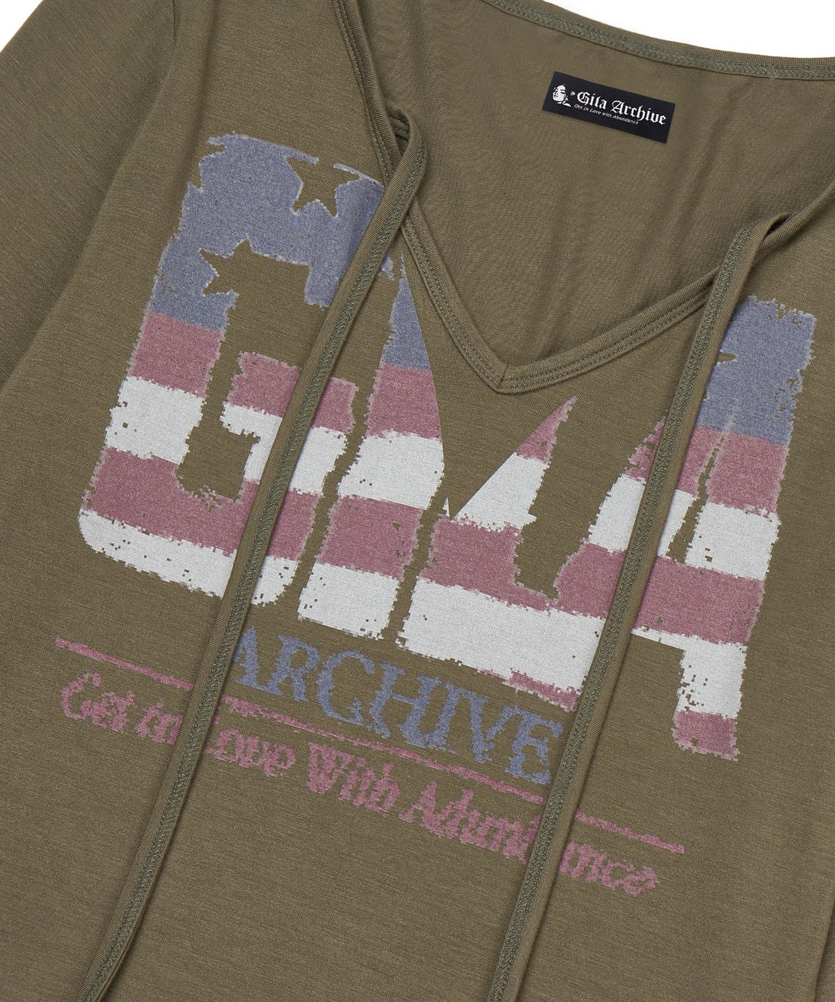 길라아카이브(GILAARCHIVE) USA LOGO V NECK LONG SLEEVE_KHAKI