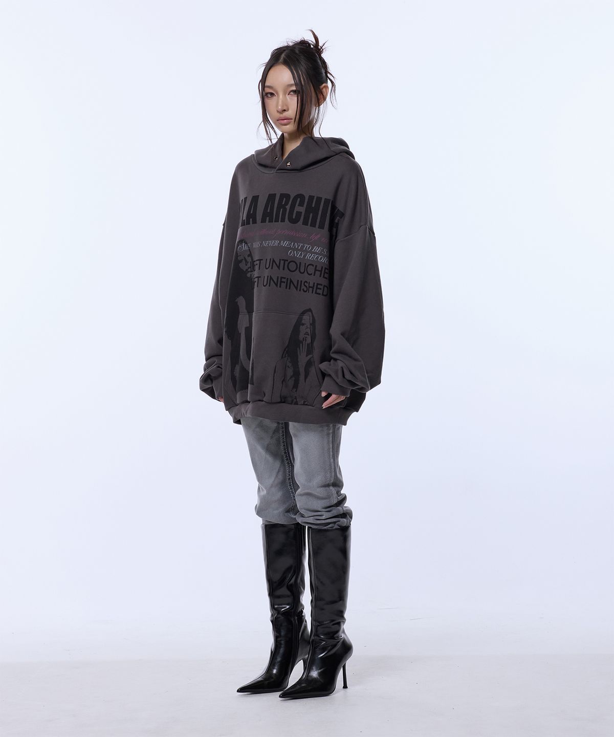 길라아카이브(GILAARCHIVE) TWICE GIRL OVER SIZE HOODED_CHARCOAL