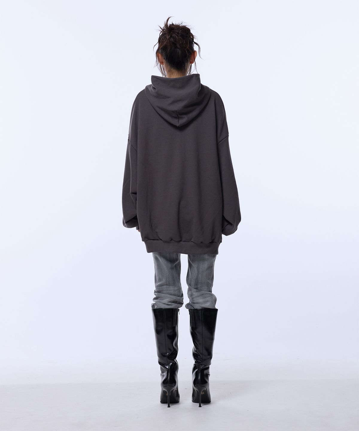 길라아카이브(GILAARCHIVE) TWICE GIRL OVER SIZE HOODED_CHARCOAL