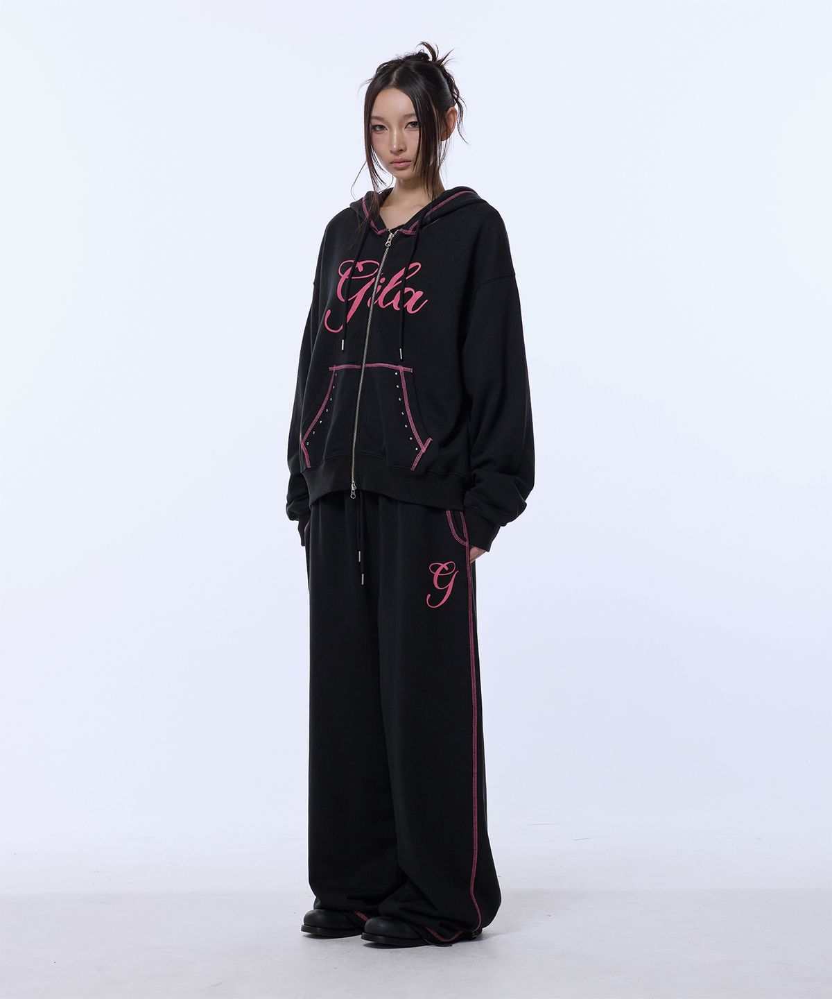 길라아카이브(GILAARCHIVE) STITCHED SMALL LOGO HOOD ZIP-UP_BLACK
