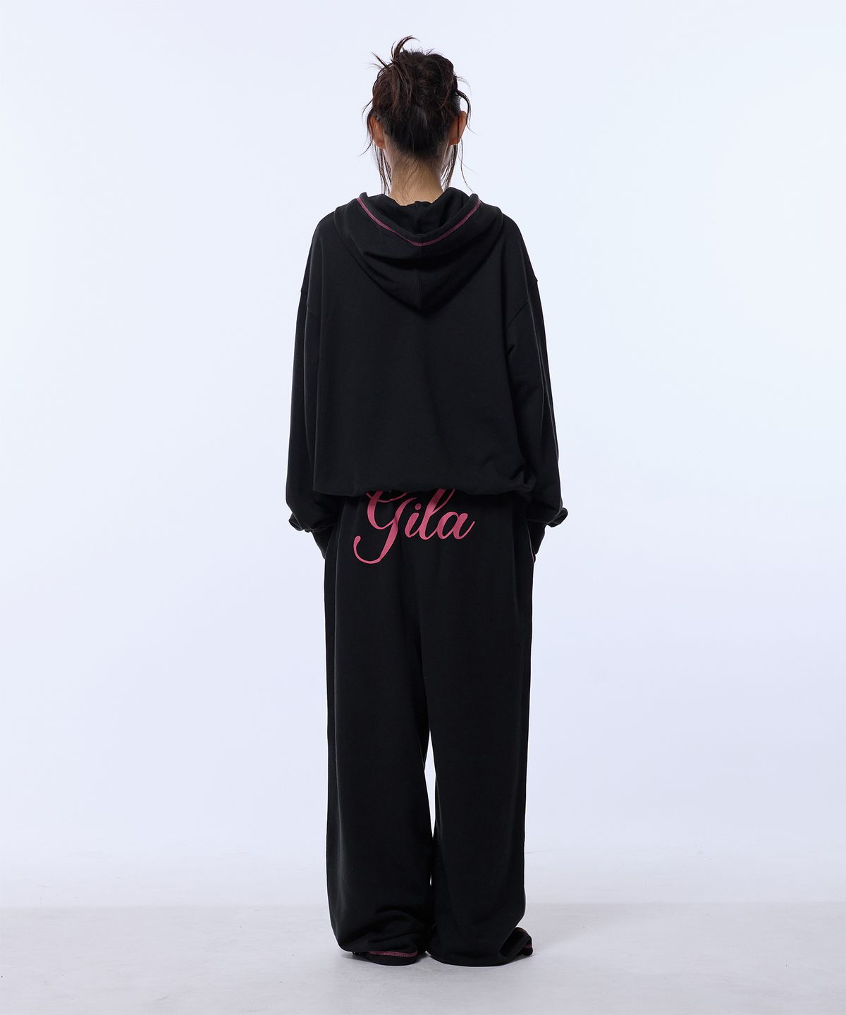 길라아카이브(GILAARCHIVE) STITCHED SMALL LOGO HOOD ZIP-UP_BLACK