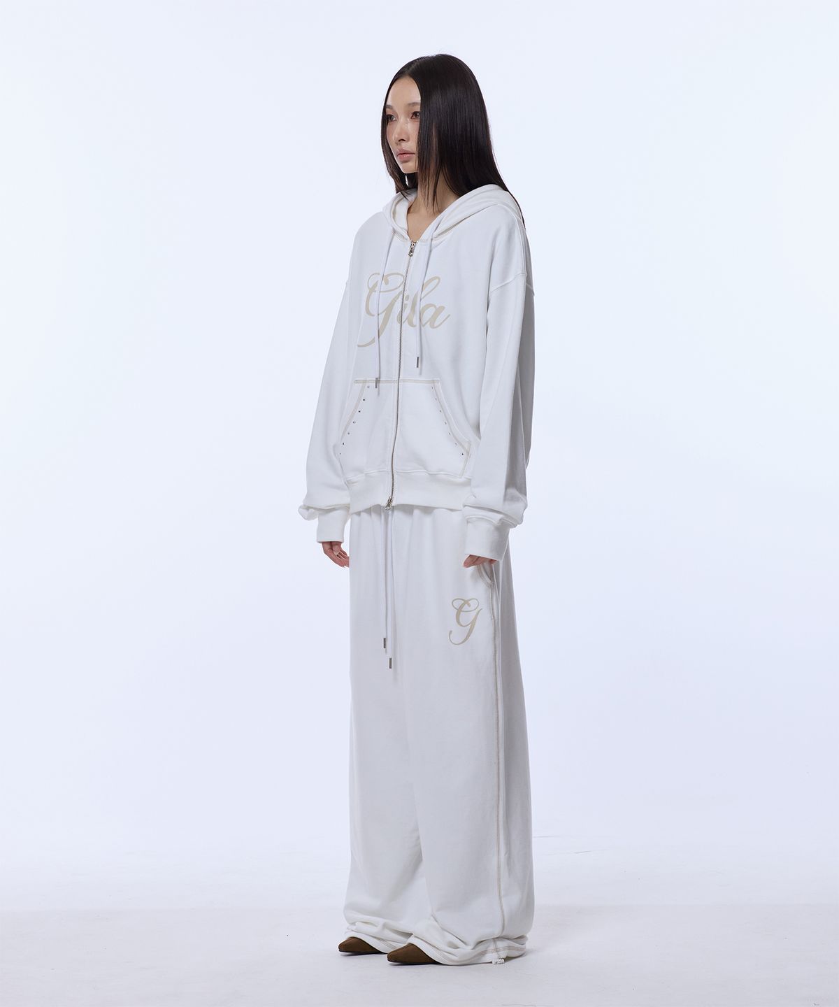 길라아카이브(GILAARCHIVE) STITCHED SMALL LOGO HOOD ZIP-UP_WHITE