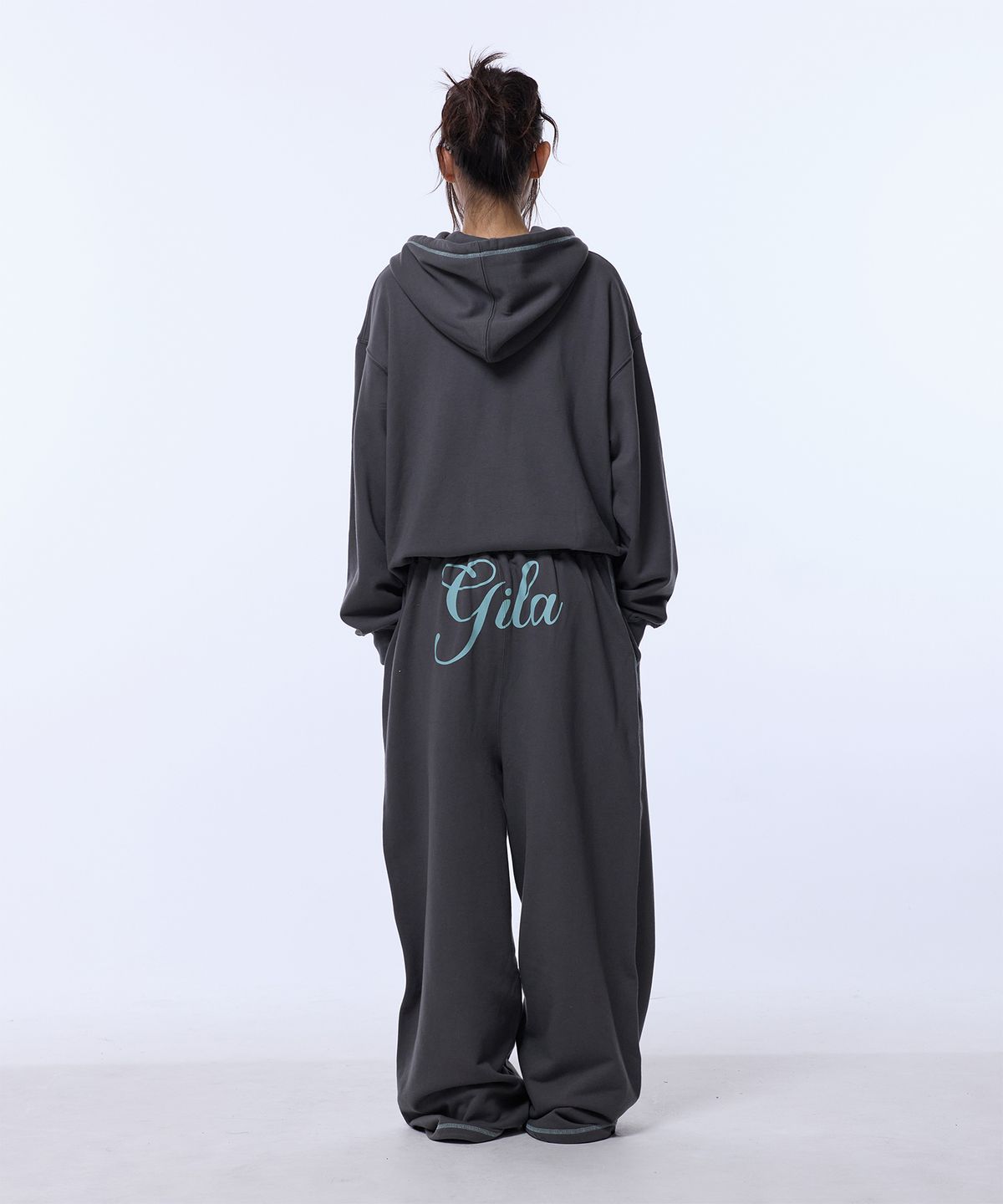 길라아카이브(GILAARCHIVE) STITCHED SMALL LOGO HOOD ZIP-UP_CHARCOAL