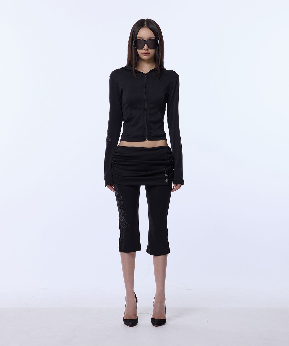 길라아카이브(GILAARCHIVE) SIDE LETTERING LOGO CROP HOOD ZIP-UP_BLACK