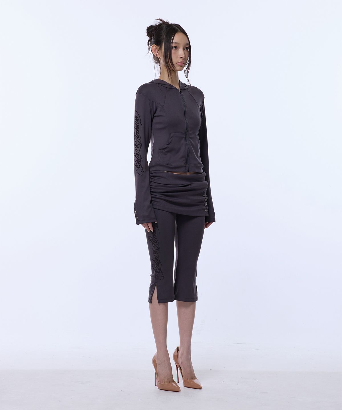 길라아카이브(GILAARCHIVE) SIDE LETTERING LOGO CROP HOOD ZIP-UP_CHARCOAL