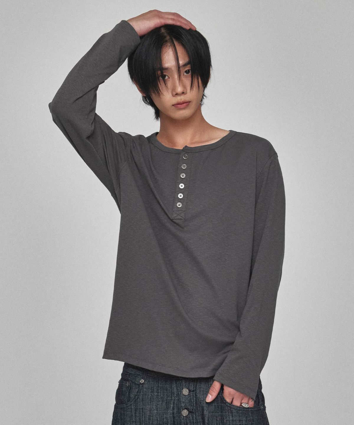 기철(KICHUL) Slub Henley Long Sleeve (Charcoal)