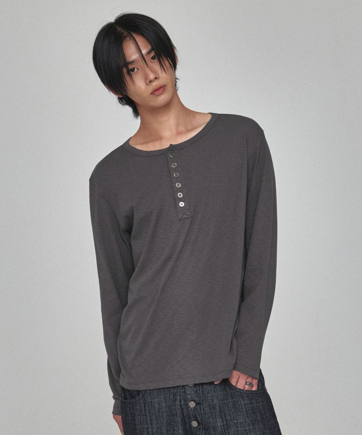 기철(KICHUL) Slub Henley Long Sleeve (Charcoal)