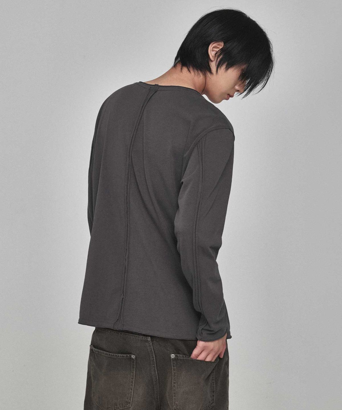 기철(KICHUL) Raw Cut Long Sleeve (Charcoal)