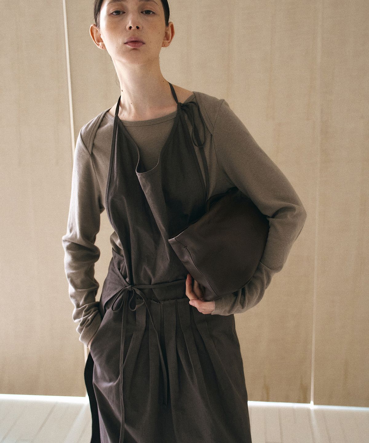 유르트(YURT) Low Tuck Apron Dress_2COLOR