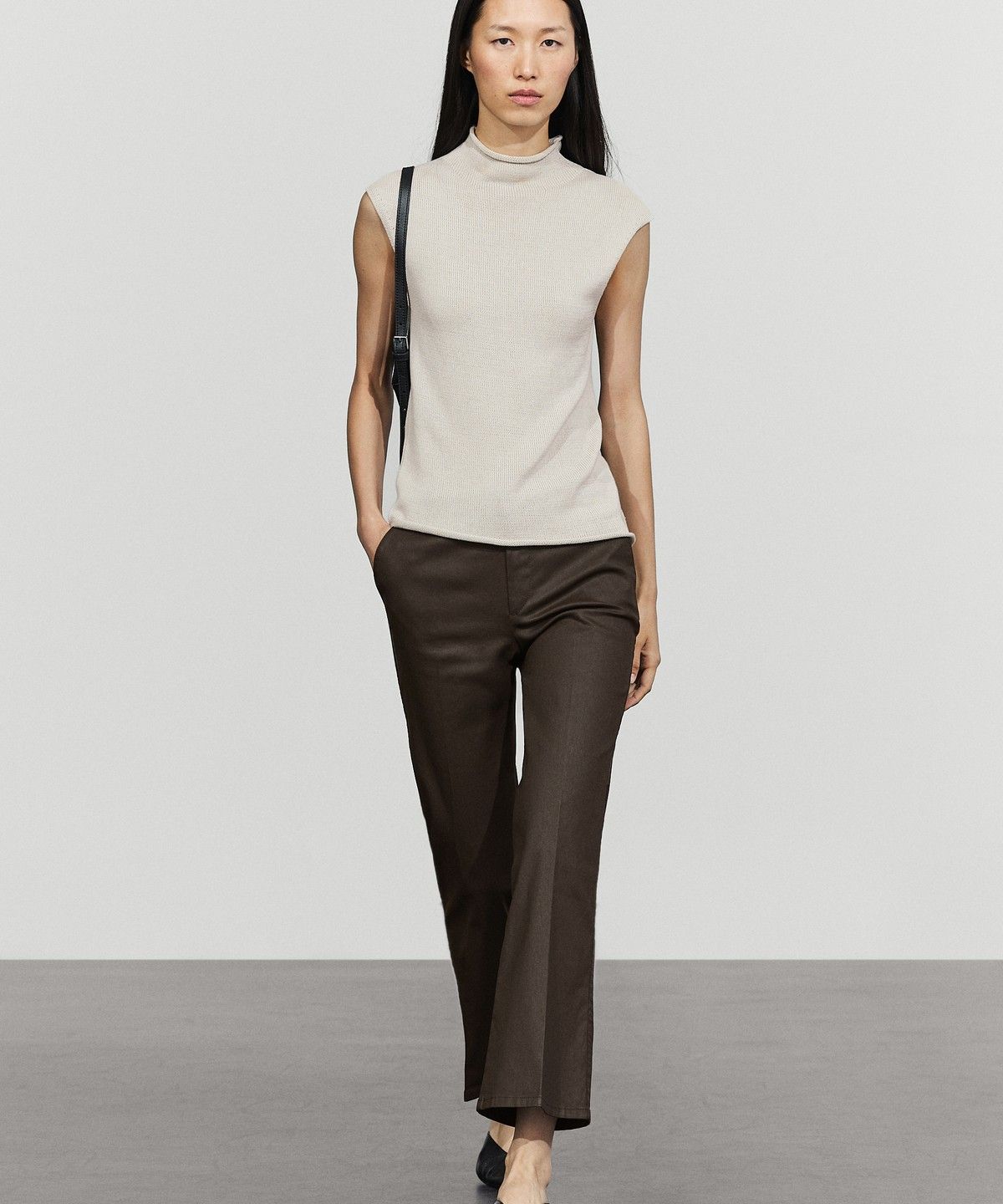 마시모두띠(MASSIMO DUTTI) 러버 코팅 크롭 플레어 팬츠