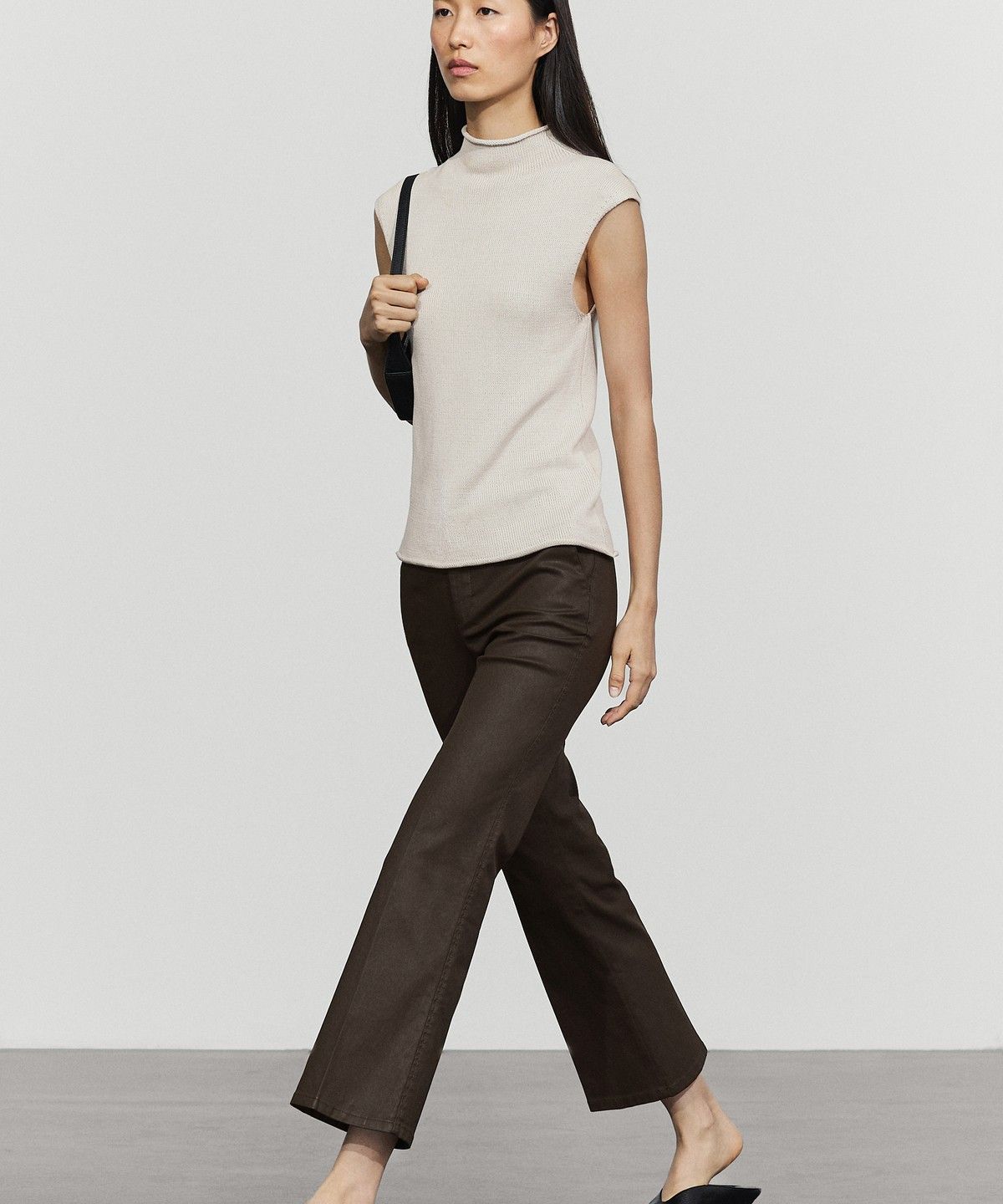 마시모두띠(MASSIMO DUTTI) 러버 코팅 크롭 플레어 팬츠